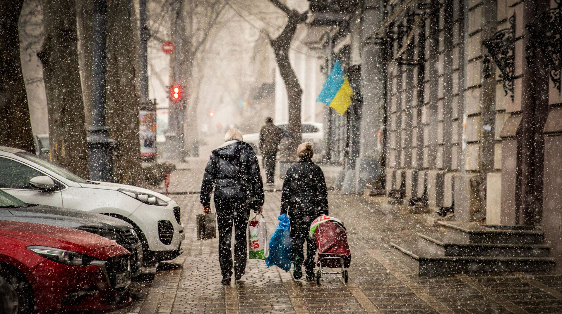 Menschen flüchten aus Odessa (Ukraine). Symbolbild Flucht. Schneetreiben.