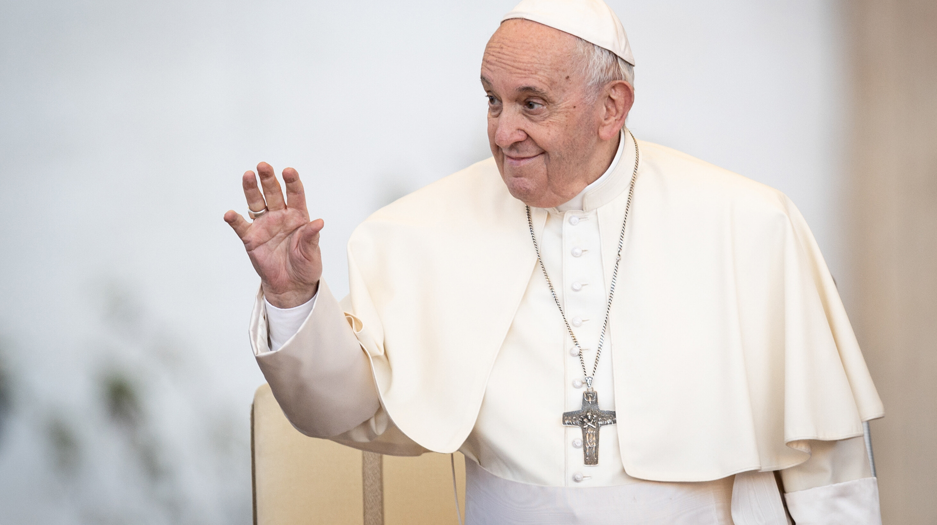 Papst Franziskus lächelt und grüßt