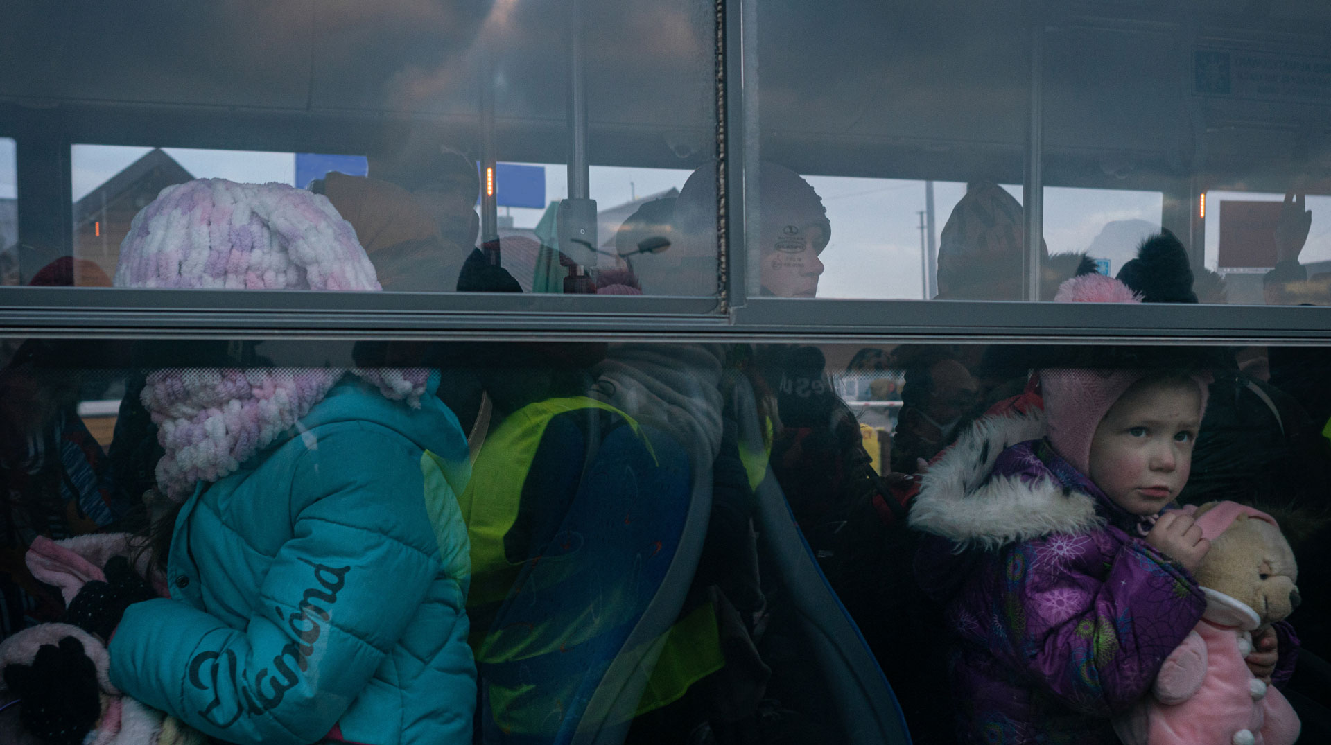 Geflüchtete aus der Ukraine, darunter Frauen und Kinder, in Medyka (Polen) nahe der polnisch-ukrainischen Grenze am 28. März 2022.