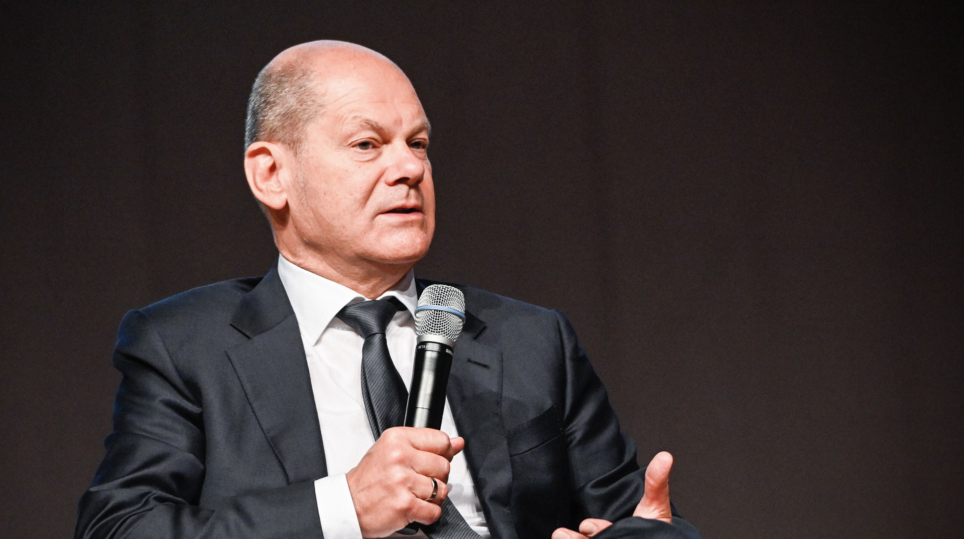 Bundeskanzler Olaf Scholz spricht am 27. Mai 2022 in Stuttgart.