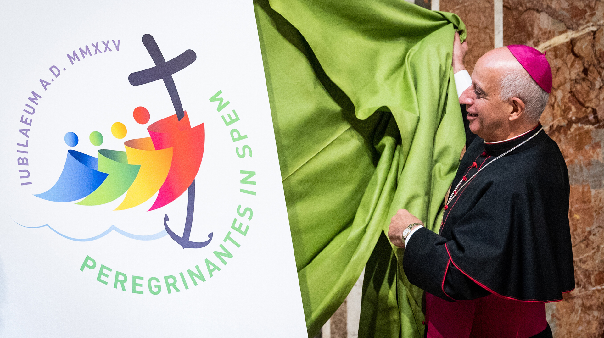 Erzbischof Rino Fisichella, Präsident des Päpstlichen Rates zur Förderung der Neuevangelisierung, enthüllt das Logo des Heiligen Jahres 2025, am 28. Juni 2022 im Vatikan.