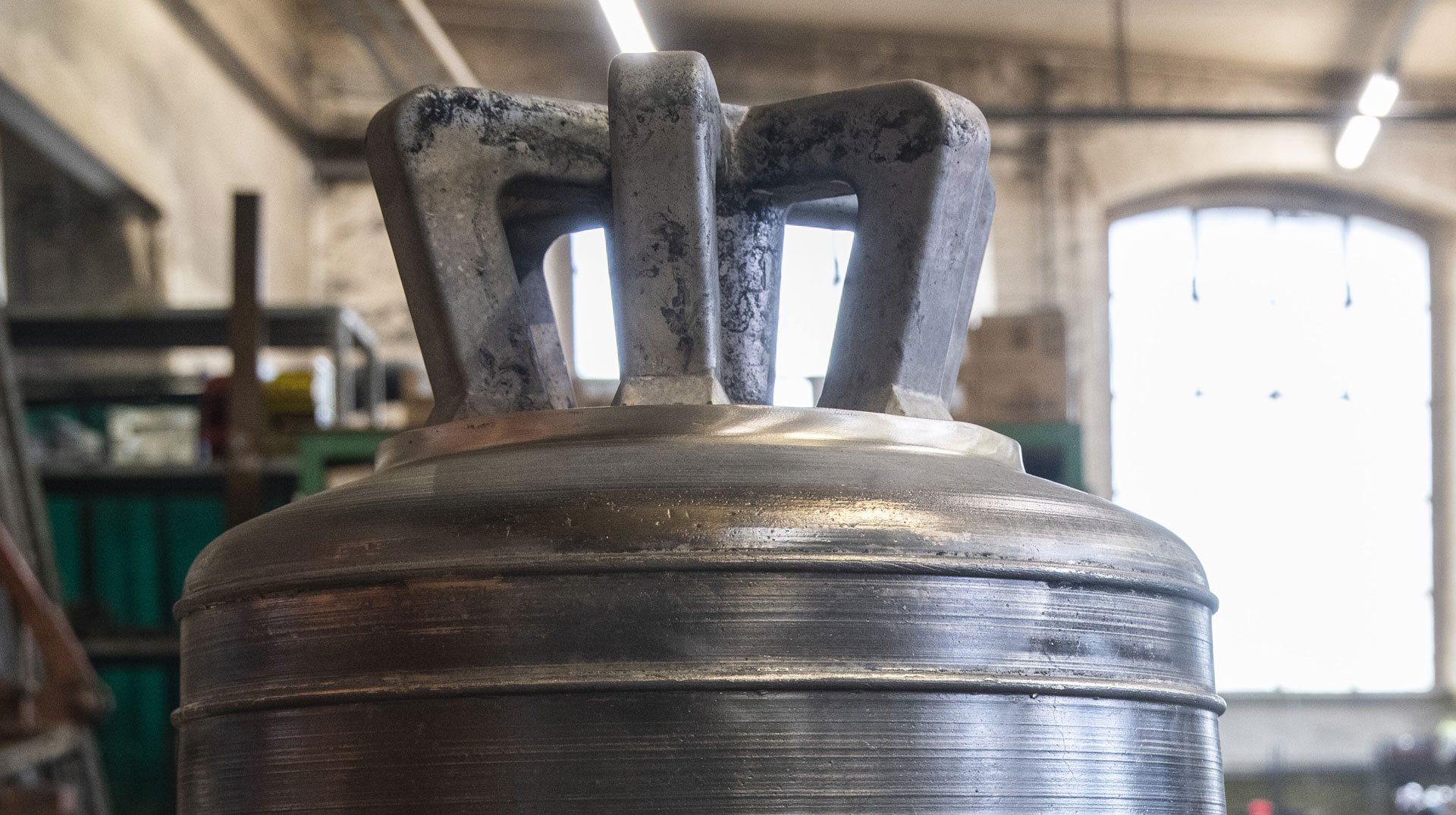 Eine fertig gestellte Glocke auf einer Holzpalette am 22. April 2022 in der Werkstatt der Glocken- und Kunstgießerei Rincker in Sinn.
