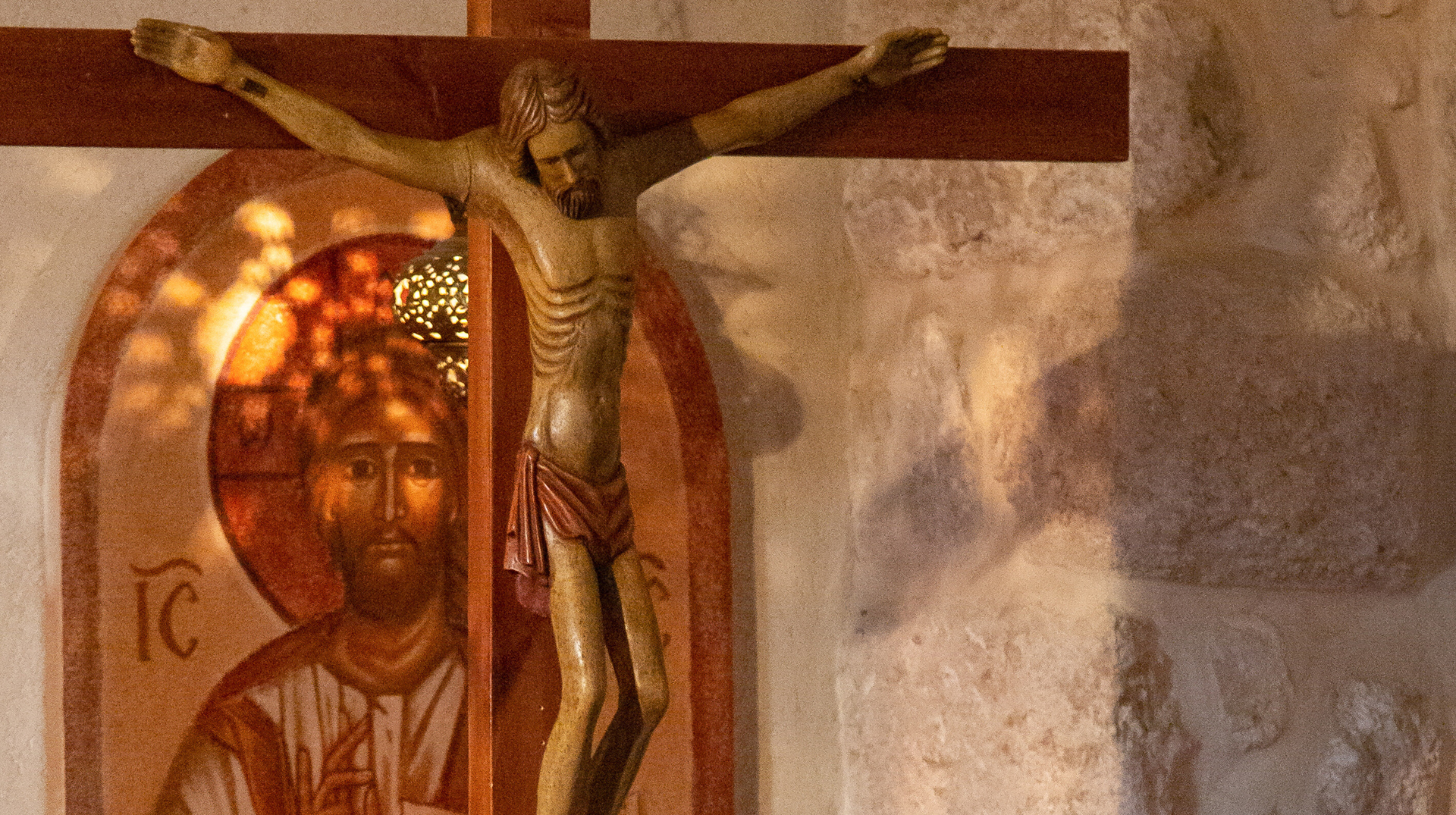 Kreuz und Ikone in der Kapelle des Klosters "Unserer Lieben Frau, Königin von Palästina und des Heiligen Landes" in Deir Rafat (Israel) am 9. März 2021.