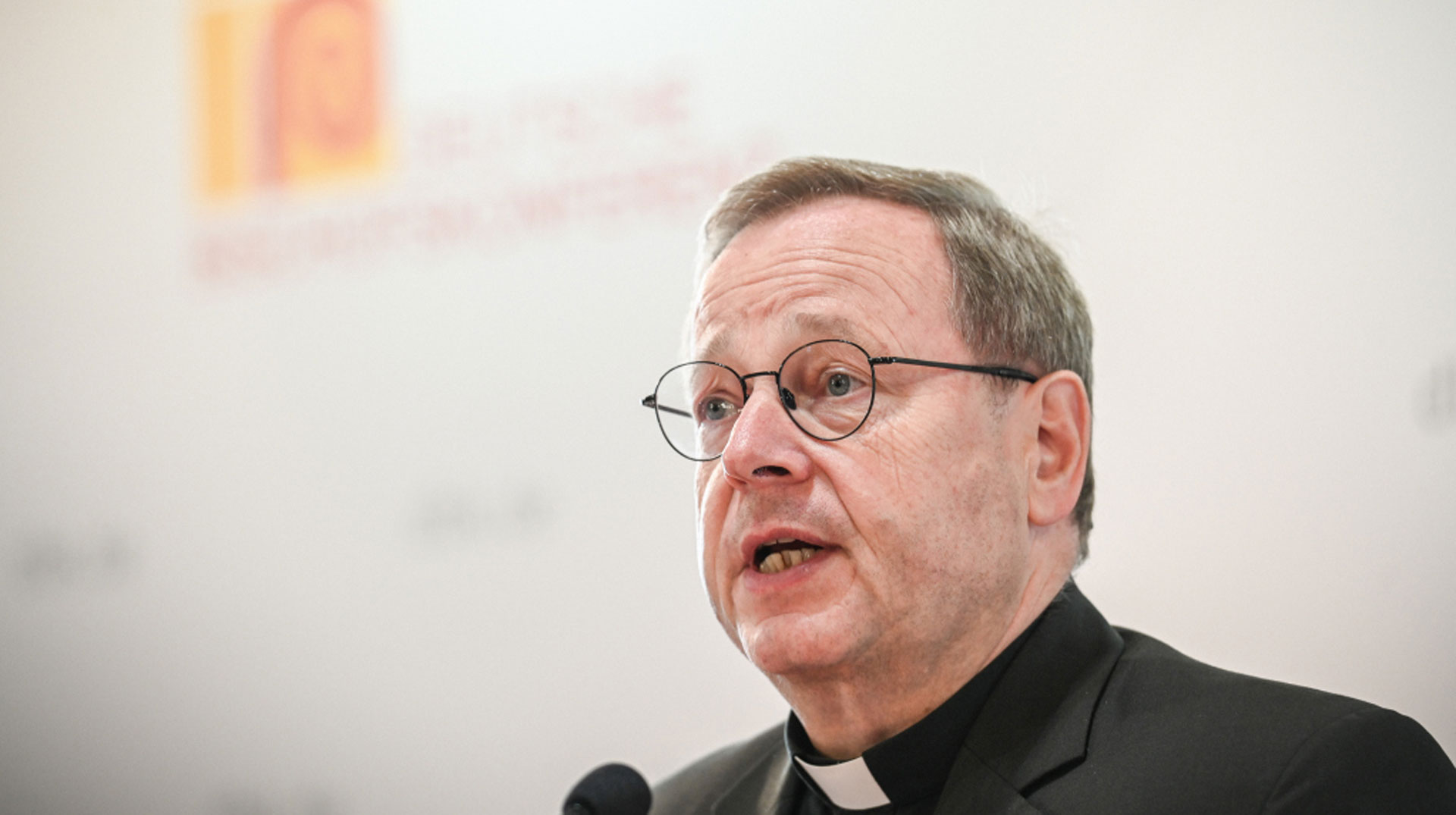 Bischof Georg Bätzing, Vorsitzender der Deutschen Bischofskonferenz (DBK), spricht während der Pressekonferenz zum Abschluss der Herbstvollversammlung der DBK am 29. September 2022 in Fulda.