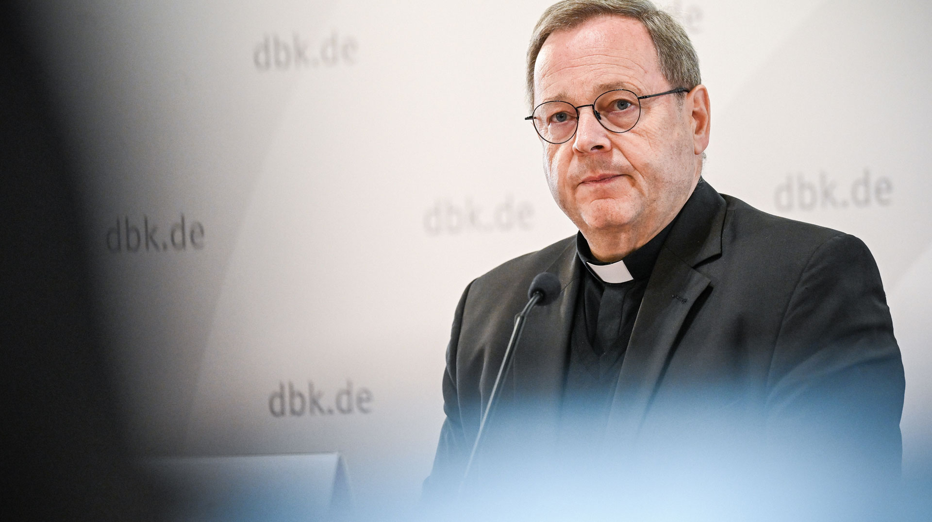 DBK-Vorsitzender Georg Bätzing schaut ernst.