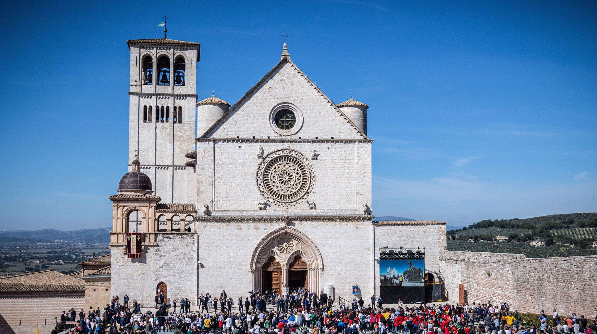 Gottesdienstteilnehmer vor der Basilika San Francesco in Assisi am 4. Oktober 2022.