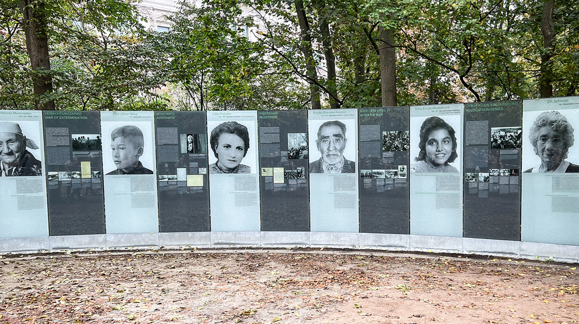 Porträts und Namen von Opfern am Denkmal für die im Nationalsozialismus ermordeten Sinti und Roma Europas des Künstlers Dani Karavan, am 22. Oktober 2022 in Berlin.
