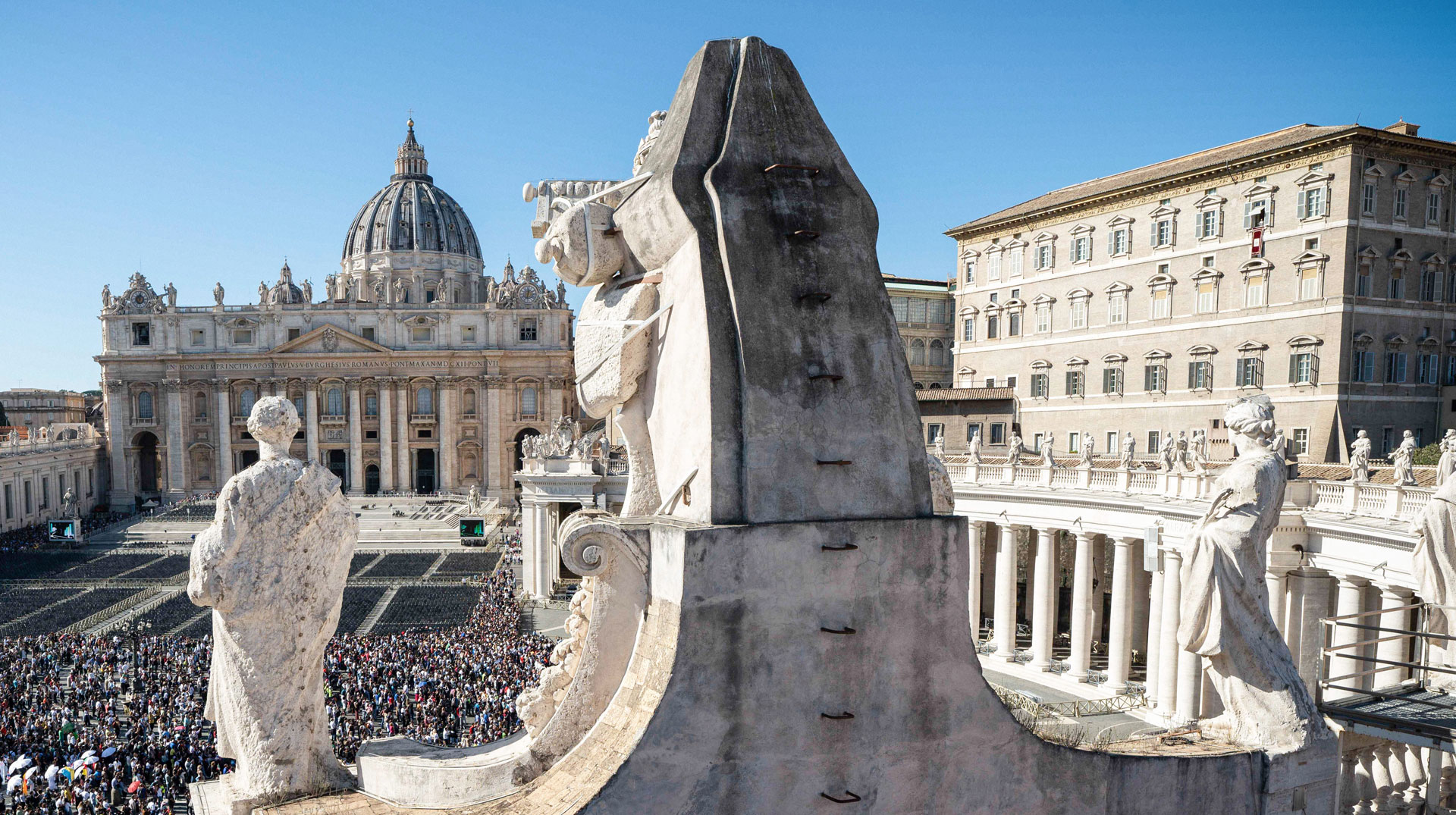 Blick von oben hinter Heiligenfiguren auf die Menschenmenge auf dem Petersplatz, beim Angelus-Gebet am 30. Oktober 2022 im Vatikan.