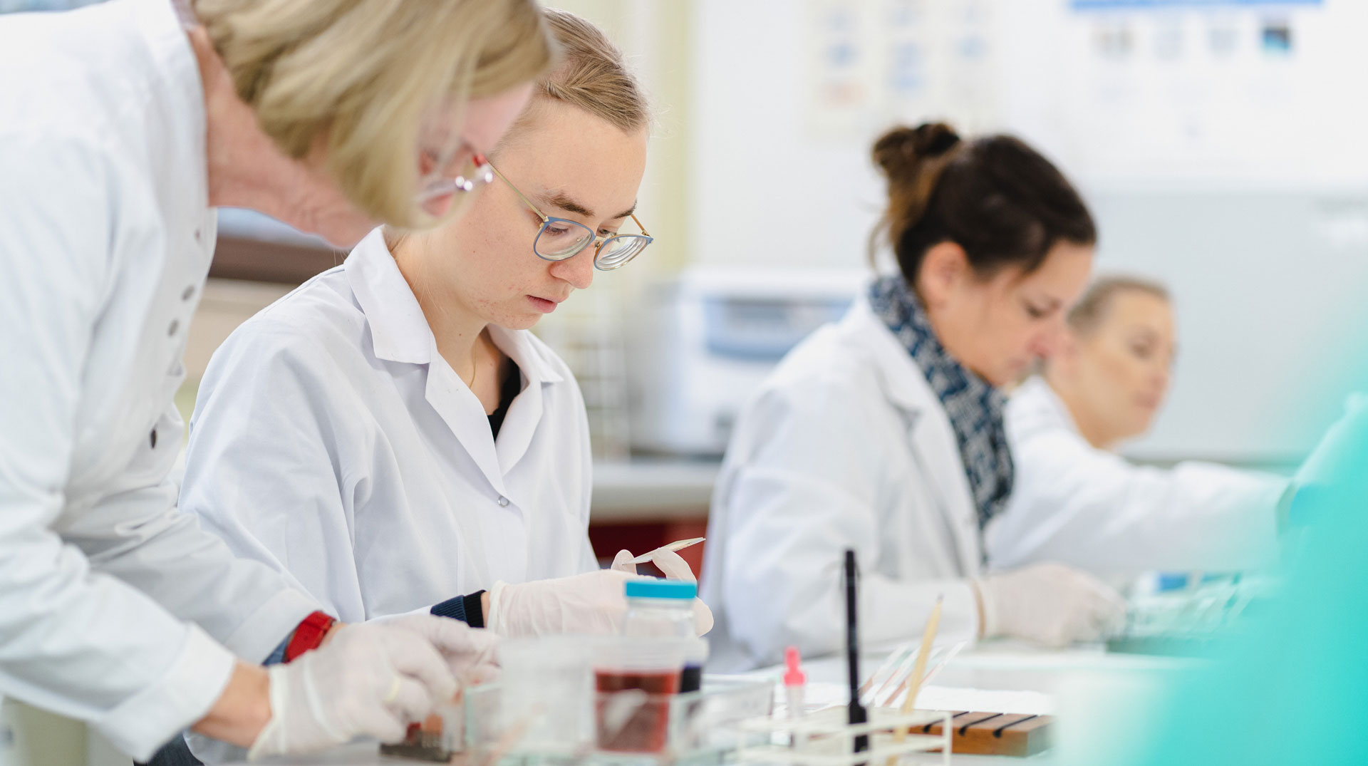 Teilnehmer eines Kurses über Malaria und andere Blutparasiten arbeiten mit Blutproben im Labor von medmissio - Institut für Gesundheit weltweit, am 27. Oktober 2022 im Missionsärztlichen Institut in Würzburg.