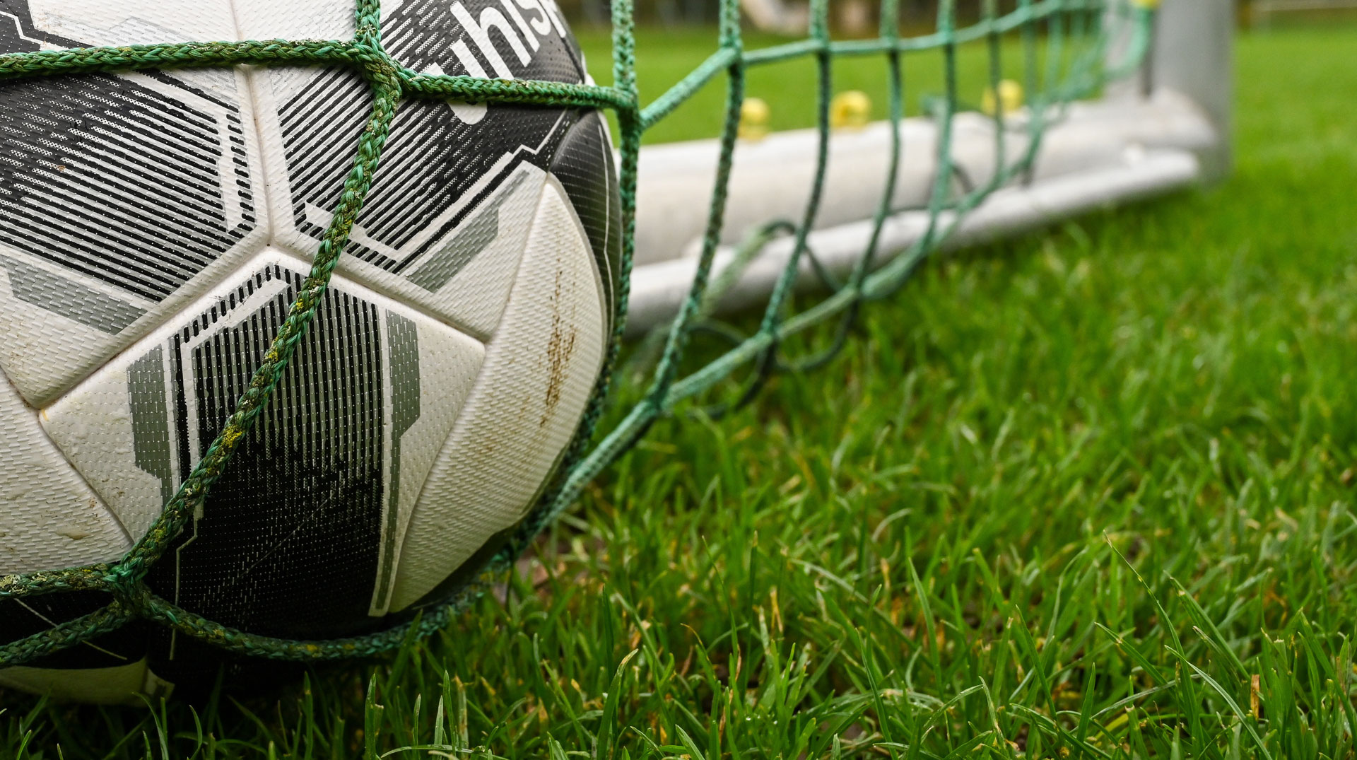 Ein Fußball liegt im Tor