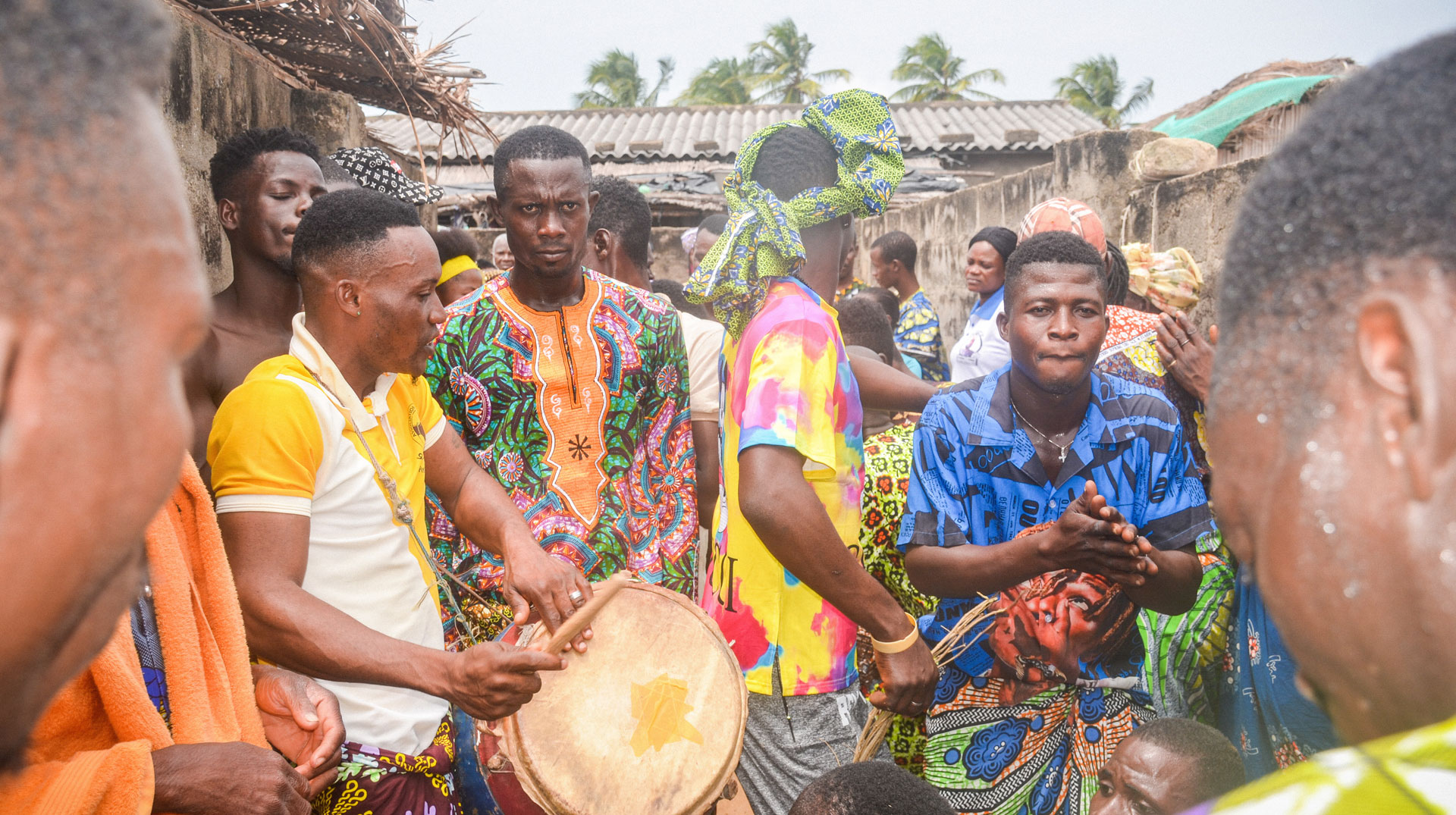 Teilnehmer machen Musik bei einer Trauerfeier am 24. Juli 2022 in Gbeffa (Benin).