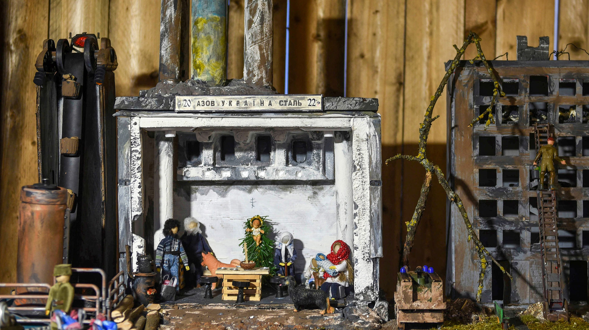 Die Krippe der Botschaft der Ukraine zeigt eine Krippenszene im Stahlwerk Azovstal in Mariupol bei der Krippenausstellung am 8. Dezember 2022 auf dem Petersplatz im Vatikan.