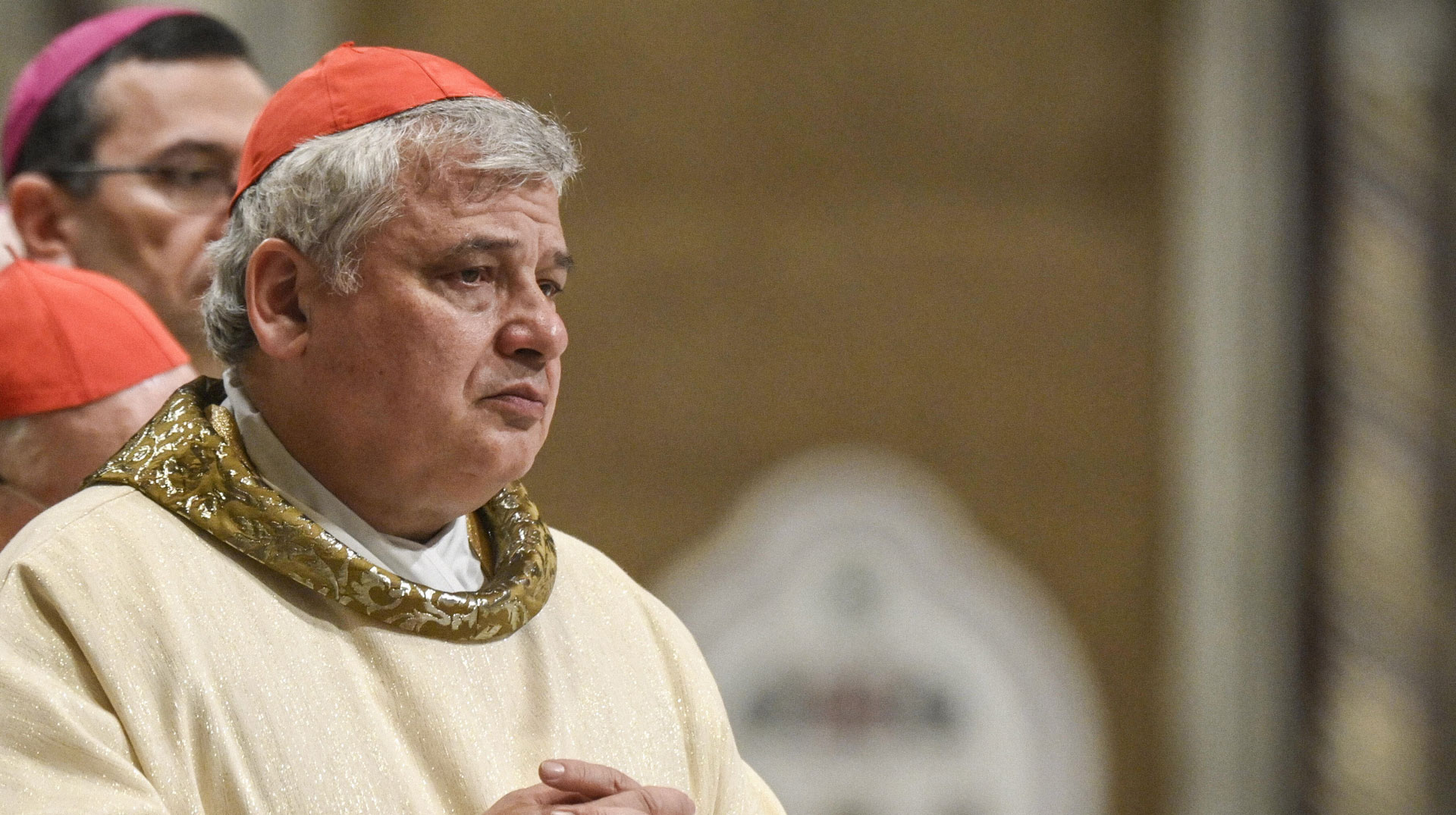 Kardinal Konrad Krajewski, Almosenpfleger Seiner Heiligkeit, bei einem Gottesdienst für den emeritierten Papst Benedikt XVI. am 30. Dezember 2022 in der Lateranbasilika in Rom.