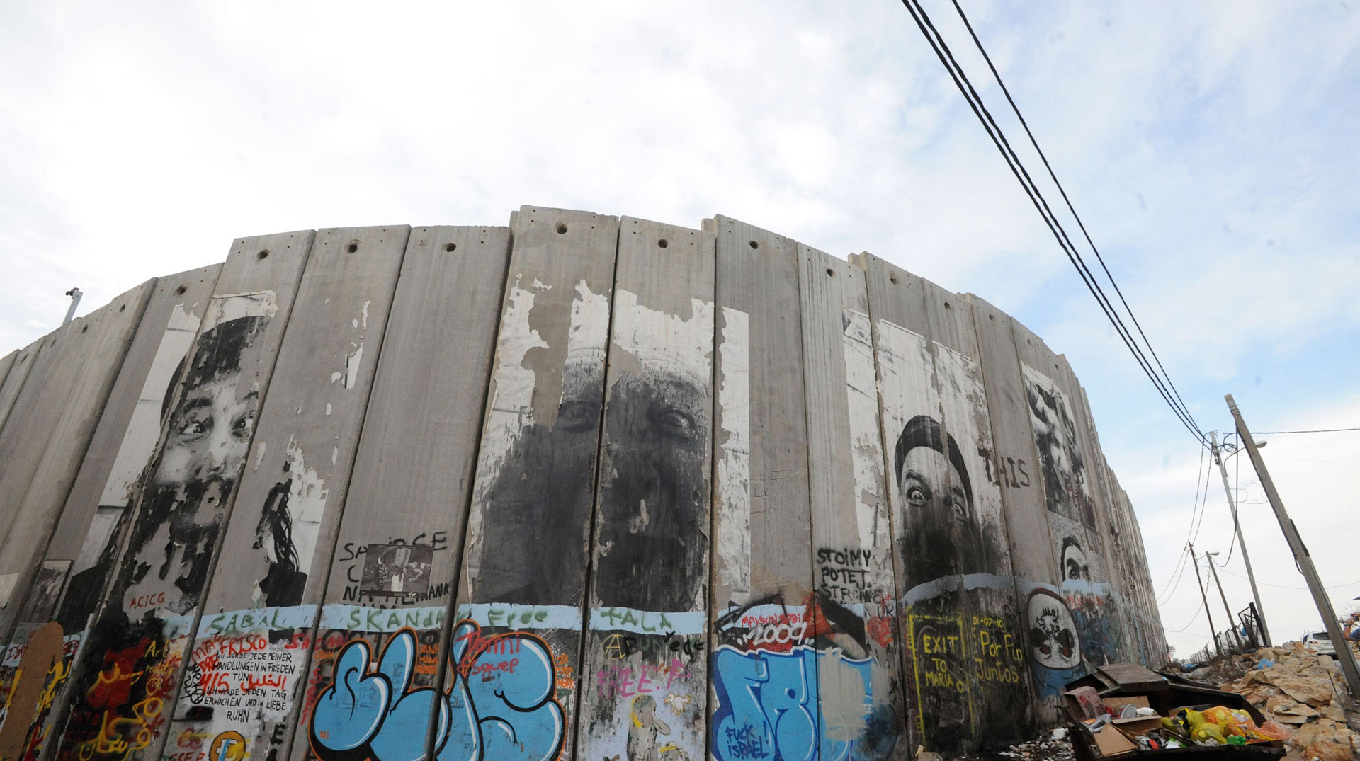 Der so genannte "Sicherheitszaun" trennt Bethlehem von Jerusalem. Die acht Meter hohe Mauer soll Terroristen daran hindern, nach Israel zu gelangen und erstreckt sich auf weite Teile der Grenze zwischen Israel und Palästina.