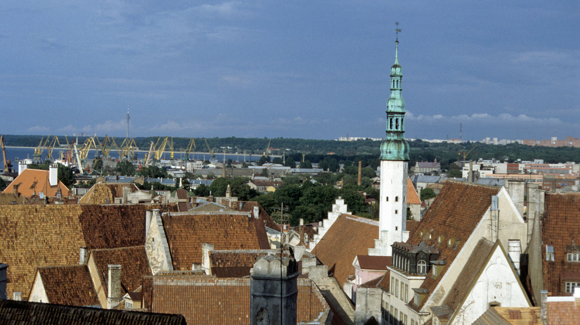 Blick vom Domberg auf die Unterstadt und den Ostseehafen von Tallinn, Estland.