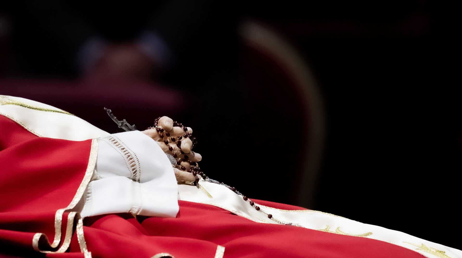 Aufgebahrter Leichnam des emeritierten Papstes Benedikt XVI., in dessen Händen ein Rosenkranz liegt, am 2. Januar 2023 im Petersdom im Vatikan.