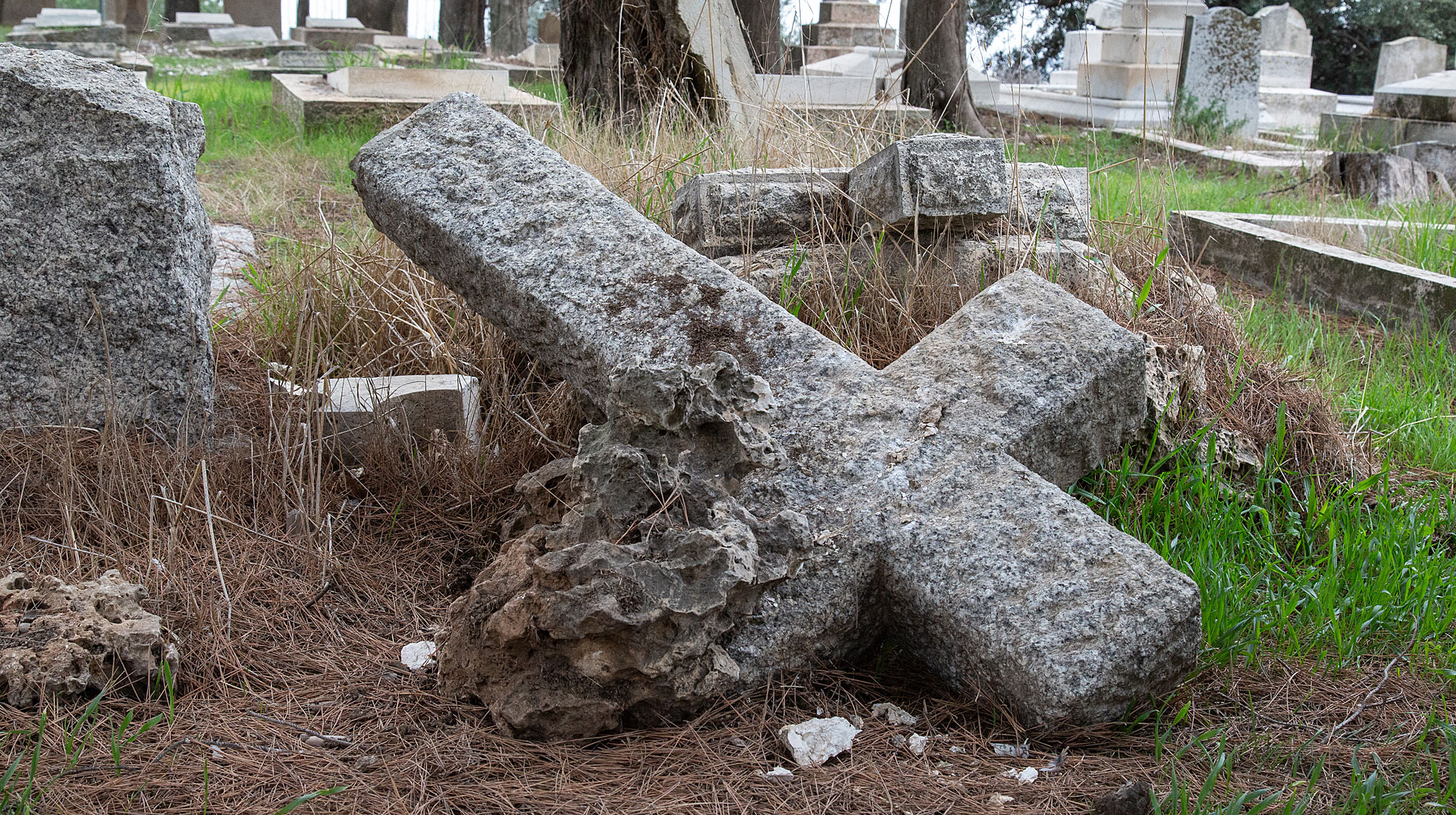 Zerstörte Gräber auf dem evangelischen Friedhof, auf dem mehr als 30 Gräber geschändet wurden, auf dem Zionsberg in Jerusalem am 4. Januar 2023.