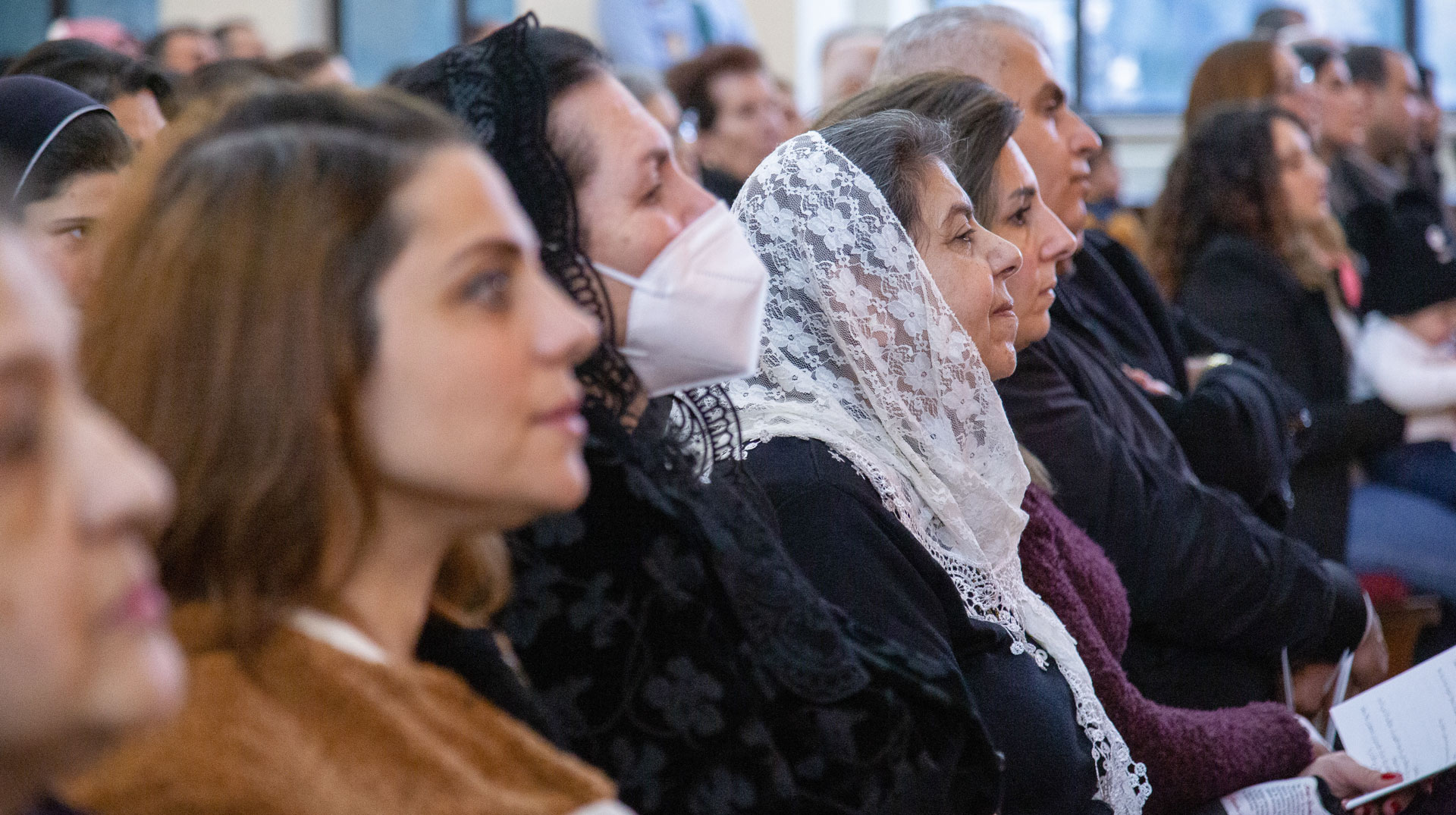 Gottesdienstbesucherinnen und -besucher bei einer Priesterweihe in Amman (Jordanien)