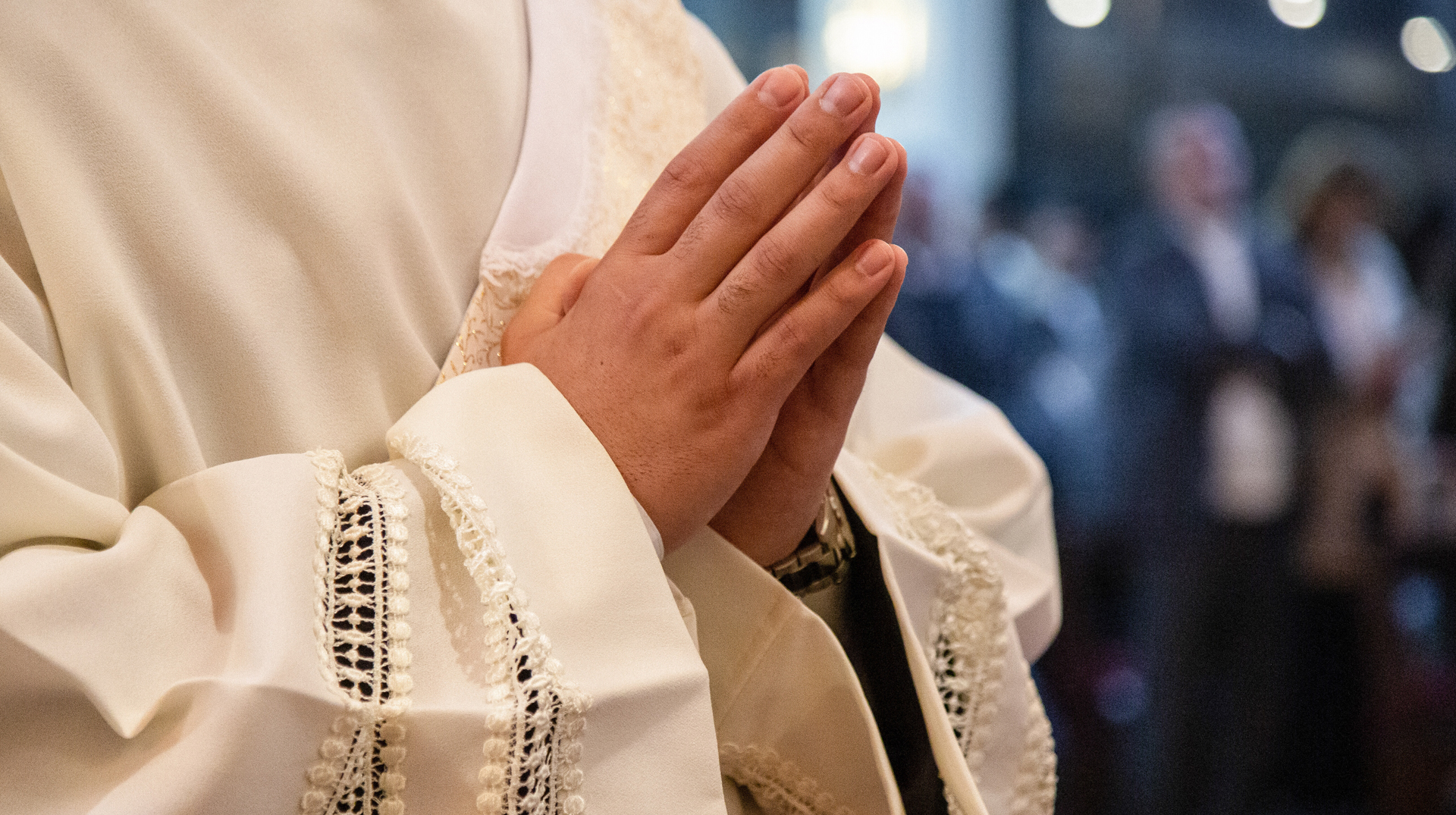 Mann mit gefalteten Händen, Symbolbild Priesterweihe und Gebet