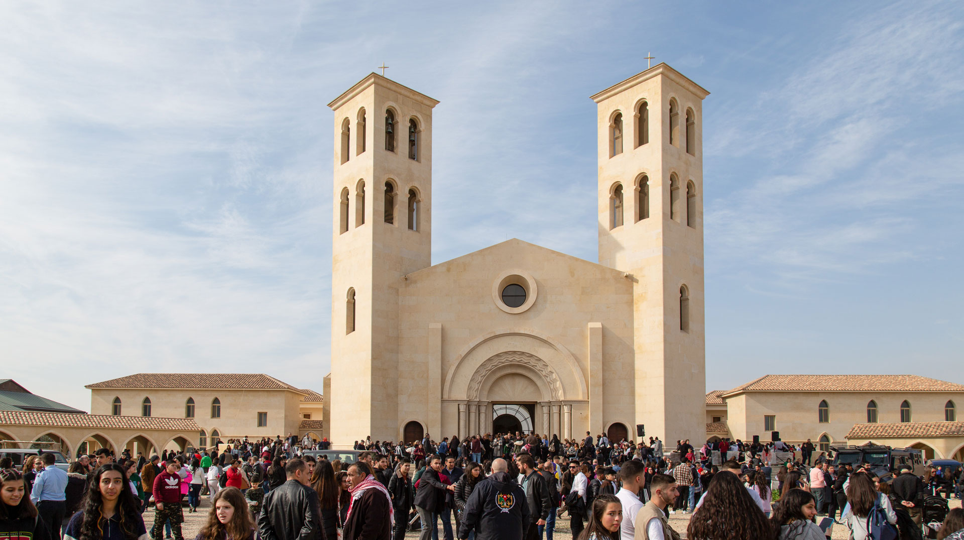 Besucher stehen auf dem Vorplatz nach einem Gottesdienst am 13. Januar 2023 an der Kirche der Taufe Christi an der als Taufstelle Jesu verehrten Stätte "Al-Maghtas" am Ostufer des Jordan (Jordanien).