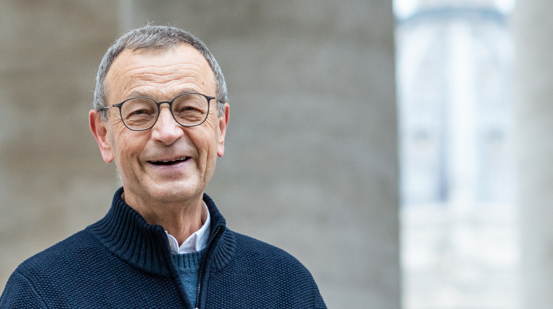 Frere Alois Löser, Prior der Communaute von Taize, am 6. Januar 2023 unter den Kolonnaden des Petersplatzes im Vatikan.
