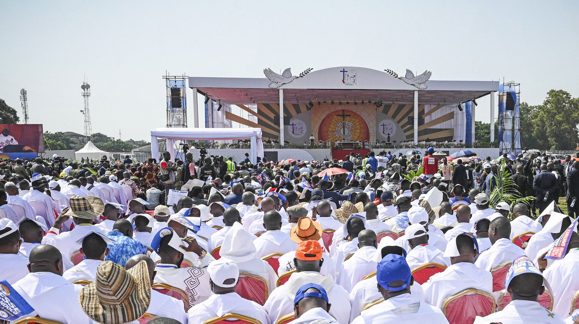 Teilnehmer sitzen auf Stühlen bei einem Gottesdienst mit Papst Franziskus am 1. Februar 2023 auf dem Flughafen Ndolo in Kinshasa (Demokratische Republik Kongo).