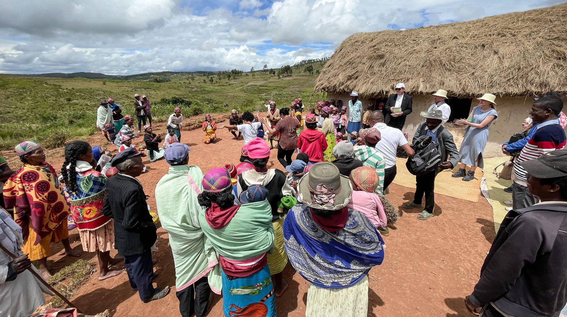 Eine Delegation des Bischöflichen Hilfswerks Misereor steht mit Dorfbewohnern und Kindern am 16. Februar 2023 vor einer neu erbauten Schule bei deren Einweihung in Ambalamanakana (Madagaskar).