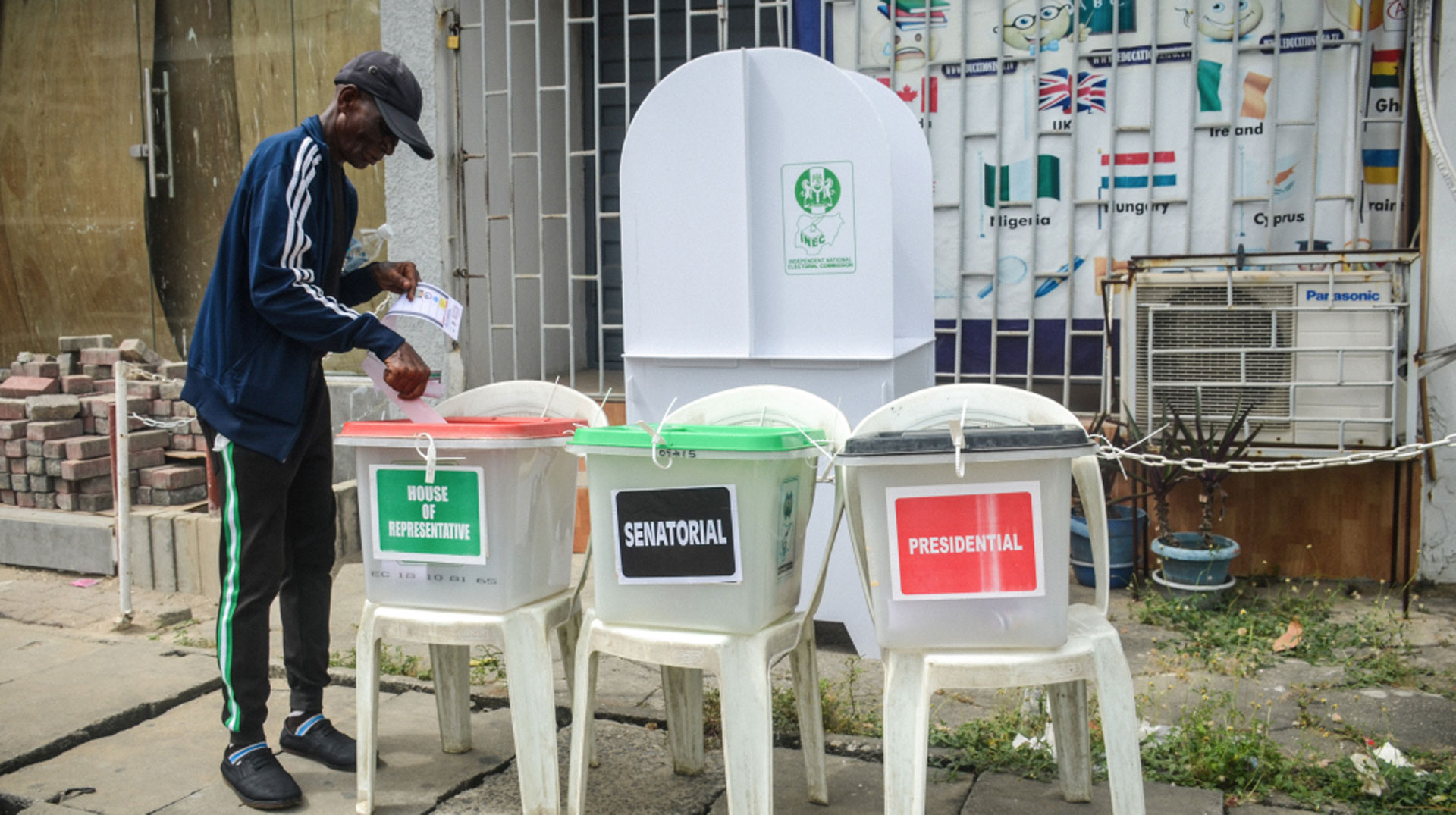 Ein Mann wählt in einem Wahllokal am 25. Februar 2023 für die Wahl des neuen Präsidenten sowie Senat und Repräsentantenhaus in Lagos (Nigeria).