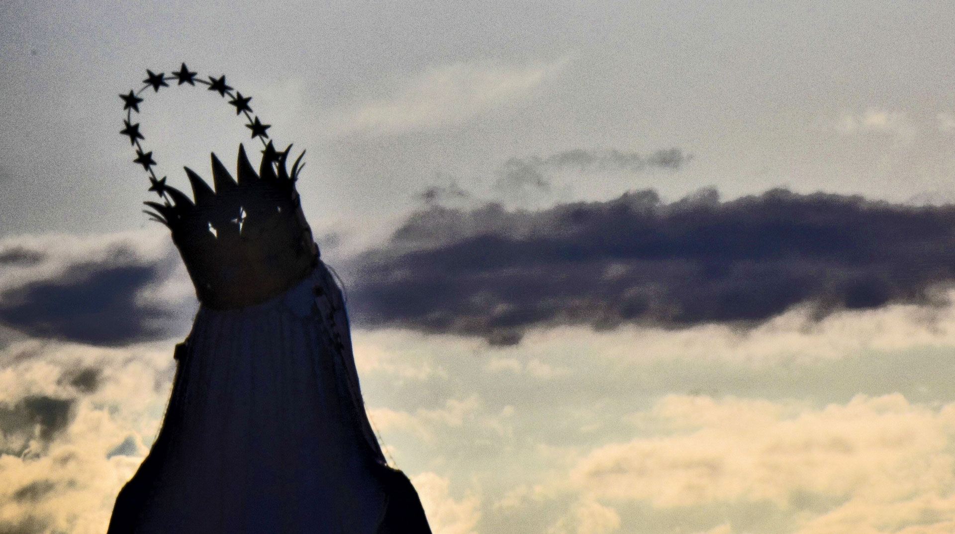Silhouette der Marienstatue vor der Kathedrale der Unbefleckten Empfängnis in Antananarivo (Madagaskar) am Abend des 13. Februar 2023.