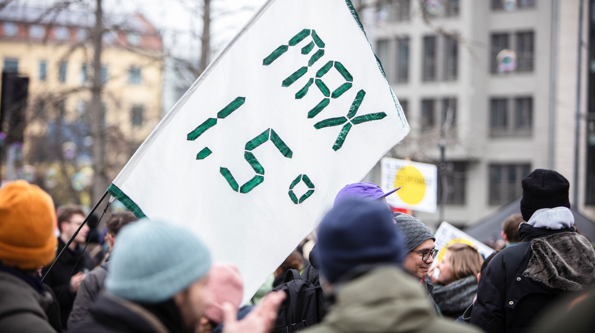 Transparent mit der Aufschrift "Max 1,5°" bei der Demonstration "Globaler Klimastreik" am 3. März 2023 in Berlin.