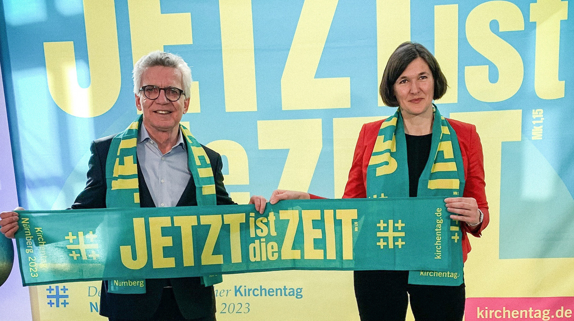Thomas de Maiziere, Präsident des Evangelischen Kirchentags, und Kristin Jahn, EKT-Generalsekretärin, halten zum 38. Evangelischen Kirchentags ein Banner mit der dem Kirchentags-Slogan "Jetzt ist die Zeit", am 16. März 2023 in Nürnberg.