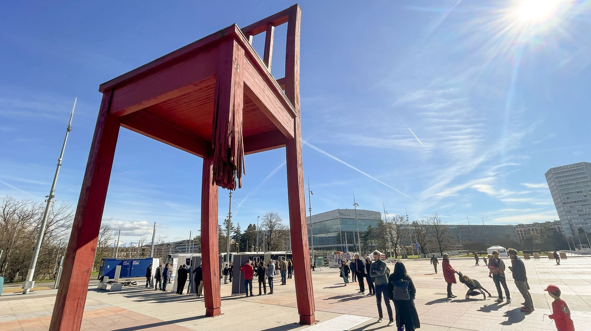 Skulptur "Broken Chair" auf dem Platz vor dem Palais des Nations am 15. März 2023 in Genf. Am zwölf Meter hohen Stuhl ist ein Bein zerstört, die Holzkonstruktion prangert die Nutzung von Landminen an.
