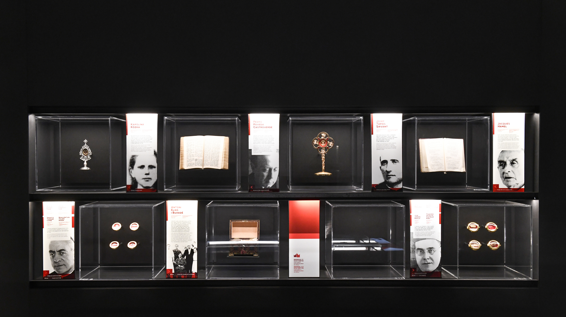 Ausstellungsbereich der Gedenkstätte der Märtyrer des 20. Jahrhunderts in der Basilica San Bartolomeo all'Isola der Gemeinschaft von Sant Egidio am 31. März 2023 in Rom (Italien).