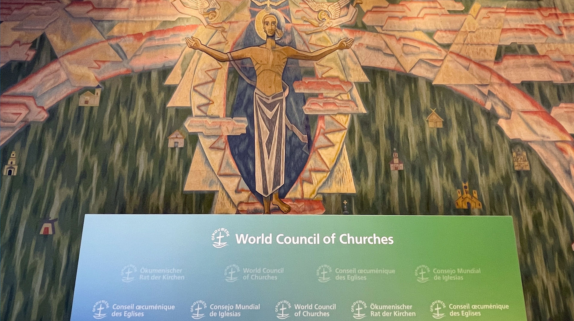 Moderne Kreuzdarstellung und Logo im Sitzungssaal des Weltkirchenrates (Ökumenischen Rates der Kirchen, ÖRK) 2023 in Genf (Schweiz).