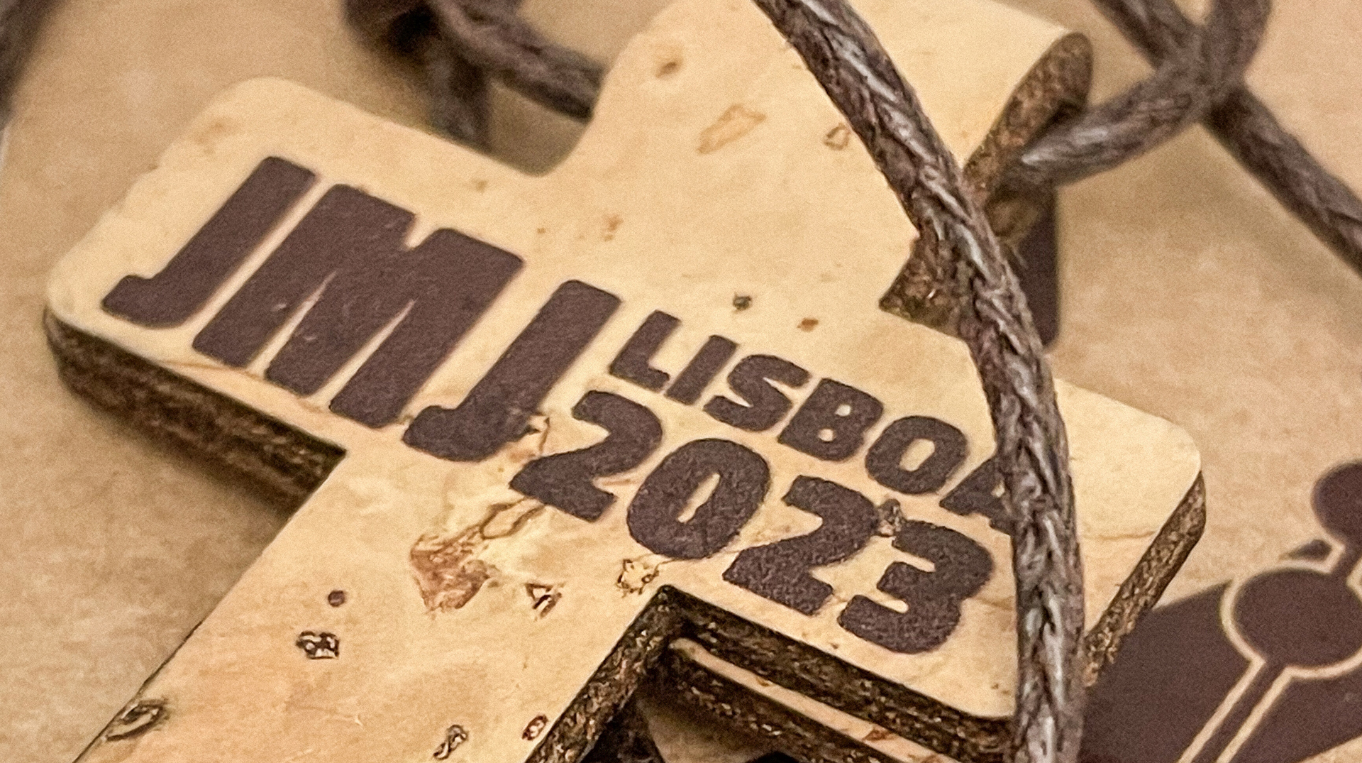 Ein Rosenkranz für den Weltjugendtag (WJT) am 13. Februar 2023 in der Organisationszentrale des WJT in Lissabon (Portugal).
