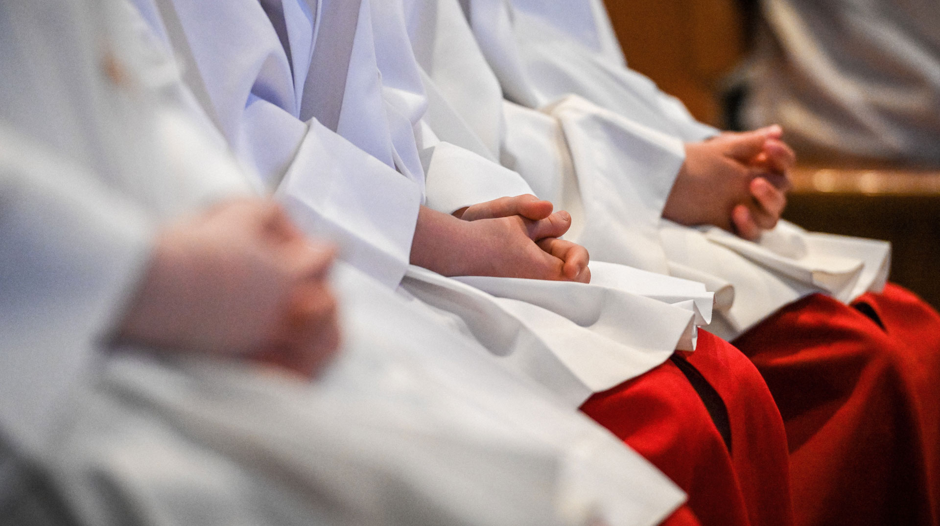 Ministranten haben die Hände gefaltet am 4. Juni 2023 in einem Gottesdienst in der Kirche Sankt Marien in Neuss.