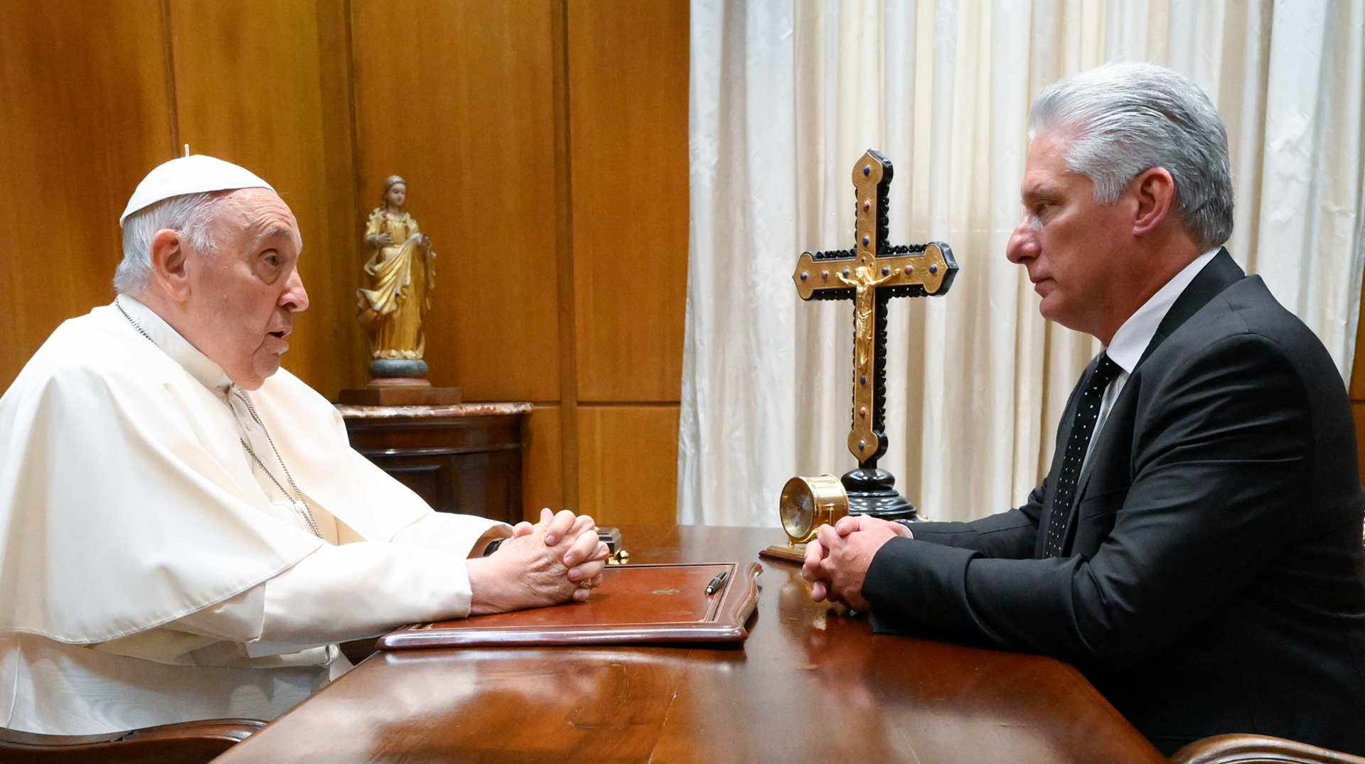 Papst Franziskus und Miguel Diaz-Canel, Staatspräsident von Kuba, am 20. Juni 2023 im Vatikan.