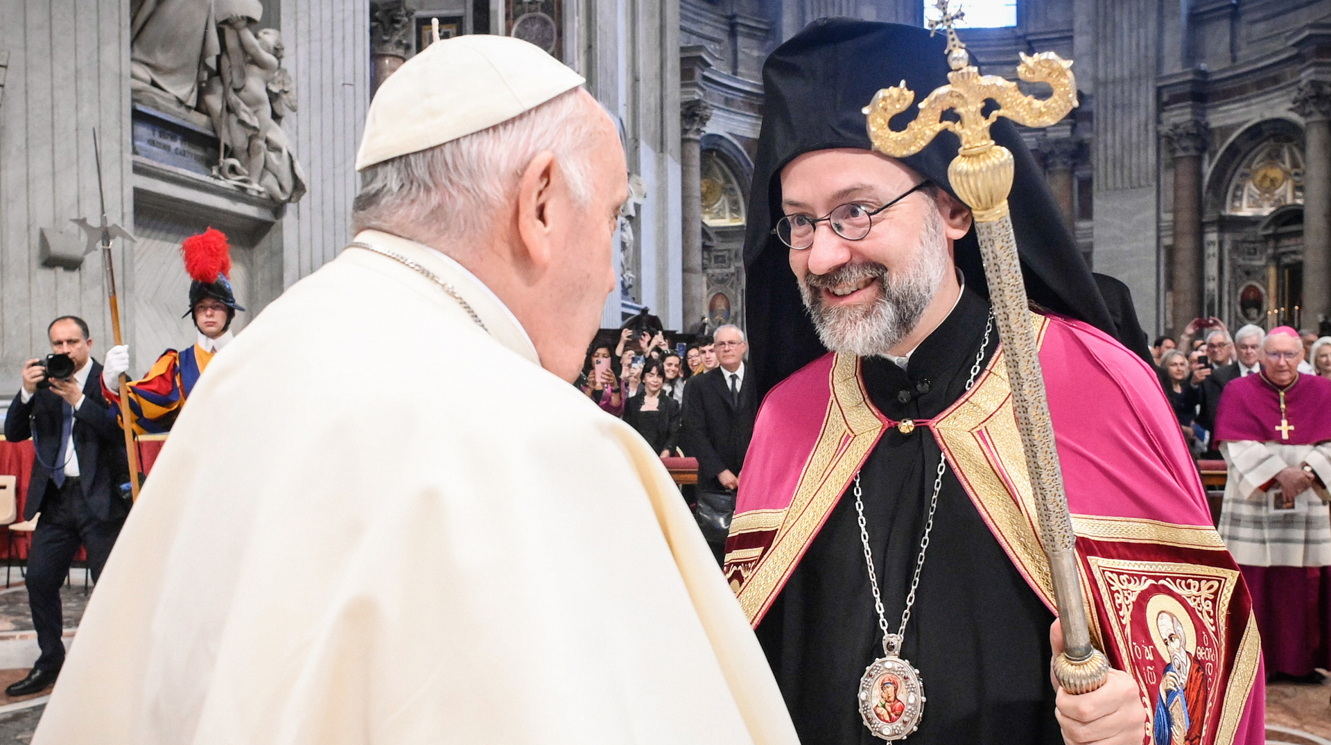 Papst Franziskus und Metropolit Job Getcha von Pisidien (r.), Vertreter des Ökumenischen Patriarchats beim Ökumenischen Rat der Kirchen (ÖRK), begrüßen sich bei einer Messe zu Sankt Peter und Paul am 29. Juni 2023 im Petersdom im Vatikan.