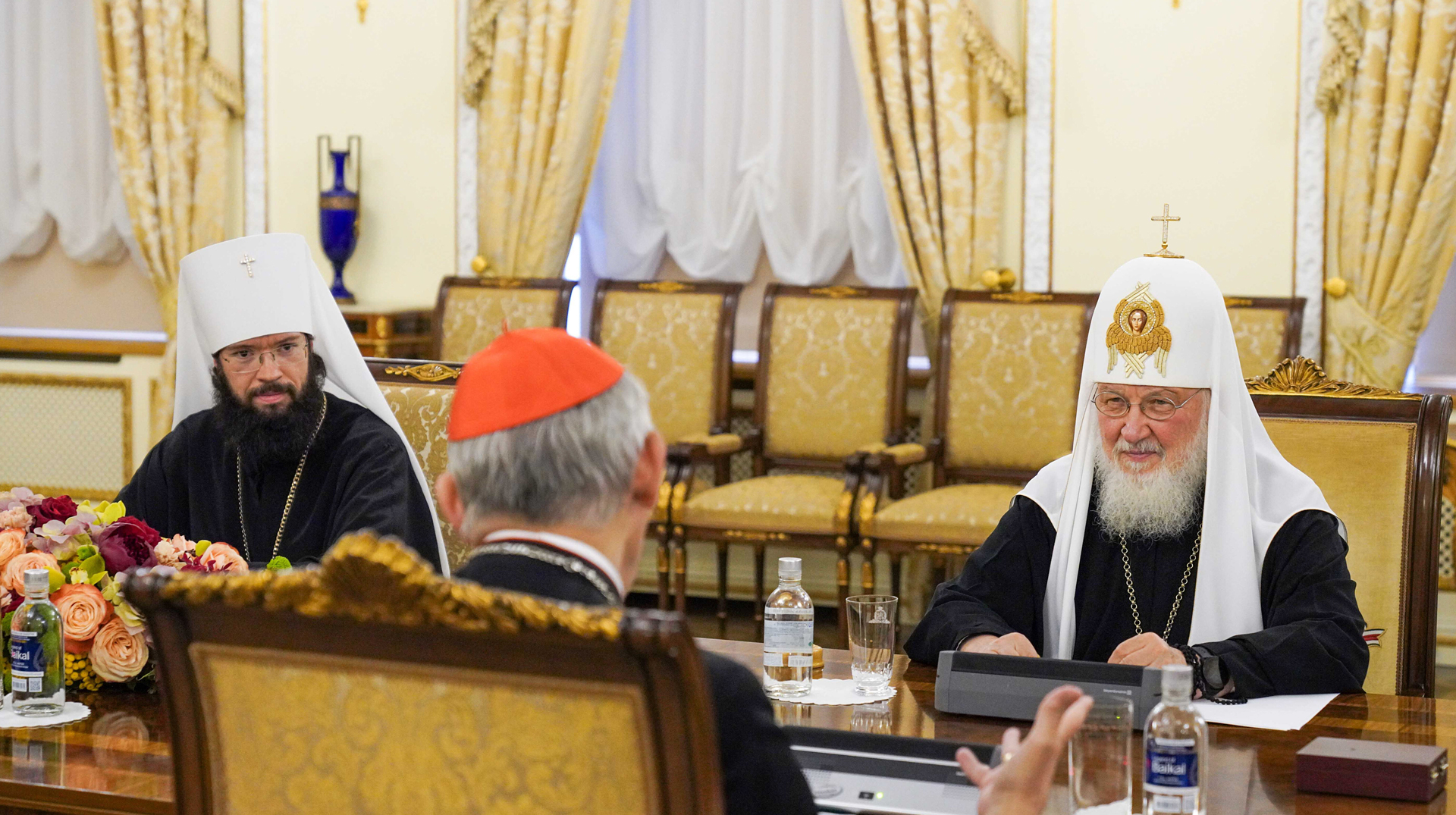Kardinal Matteo Zuppi (m.), Erzbischof von Bologna (Italien) und Vorsitzender der Italienischen Bischofskonferenz (CEI), zu Besuch bei Kyrill I. (r.), Patriarch von Moskau und ganz Russland, am 29. Juni 2023 in Moskau (Russland).