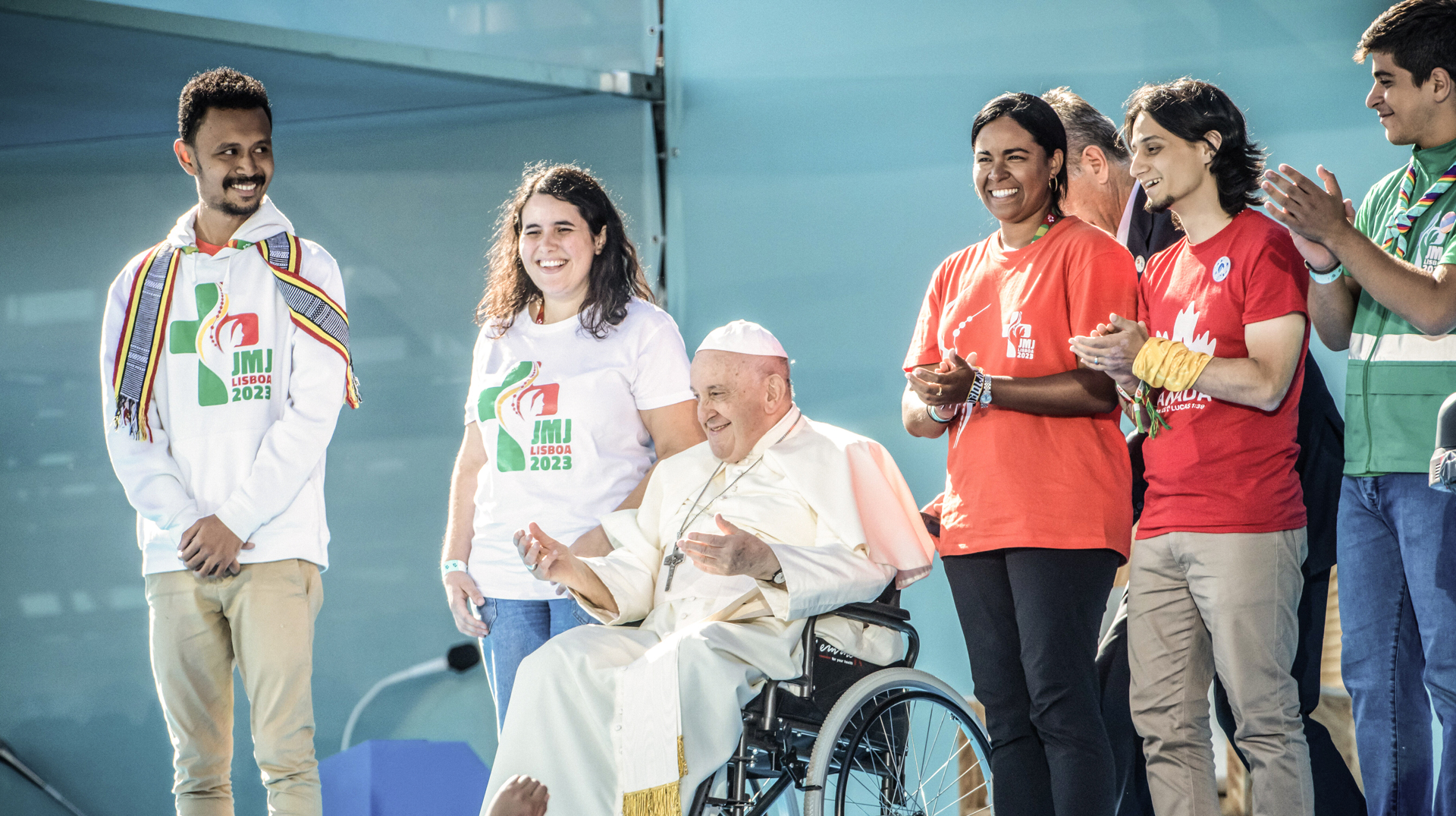 Papst Franziskus und Jugendliche beim Papstwillkommen auf dem Weltjugendtag am 3. August 2023 in Lissabon (Portugal).