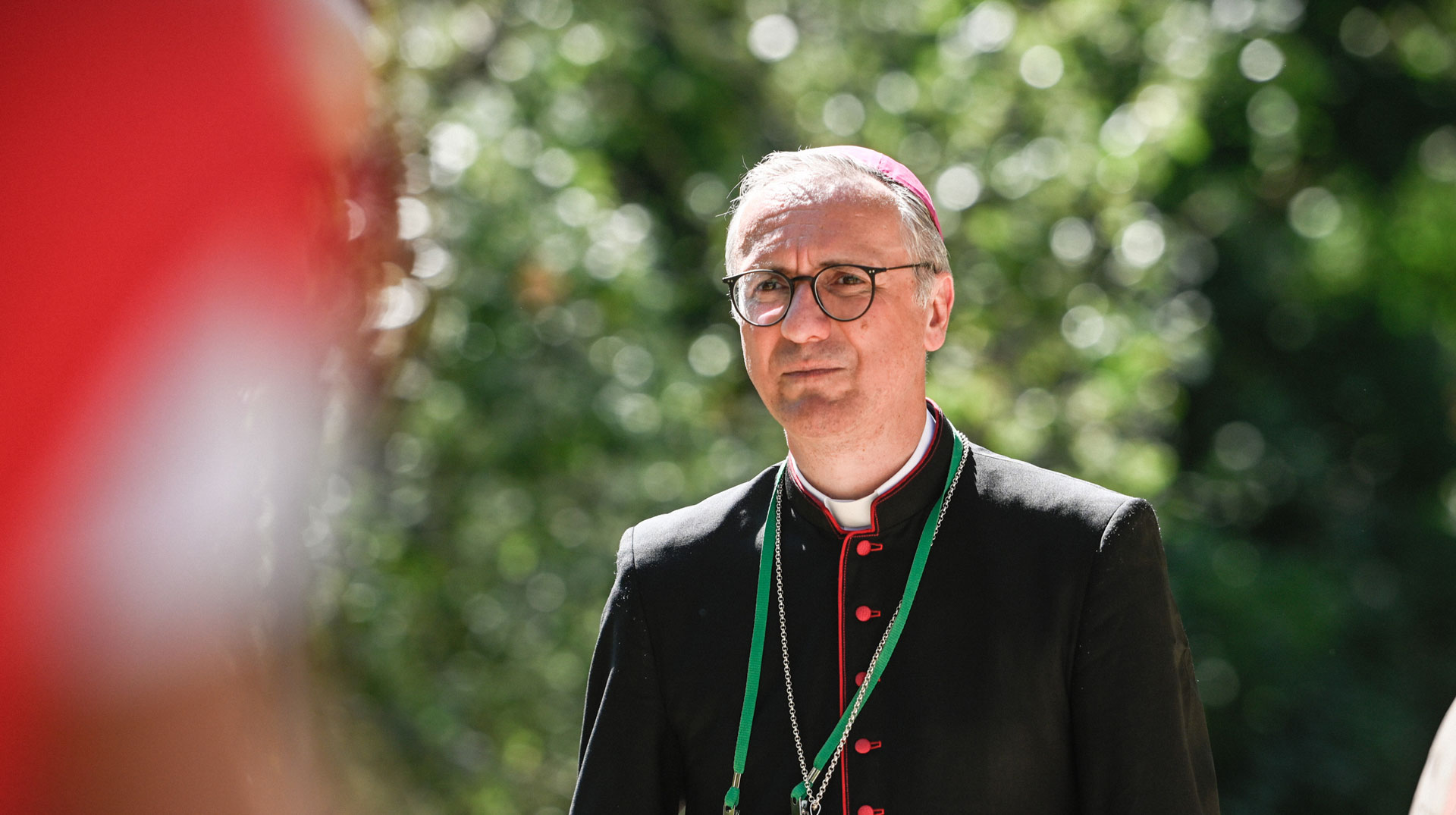 Stefan Heße, Erzbischof von Hamburg, am 4. August 2023 auf dem Weltjugendtag im Parque Eduardo VII. in Lissabon (Portugal).