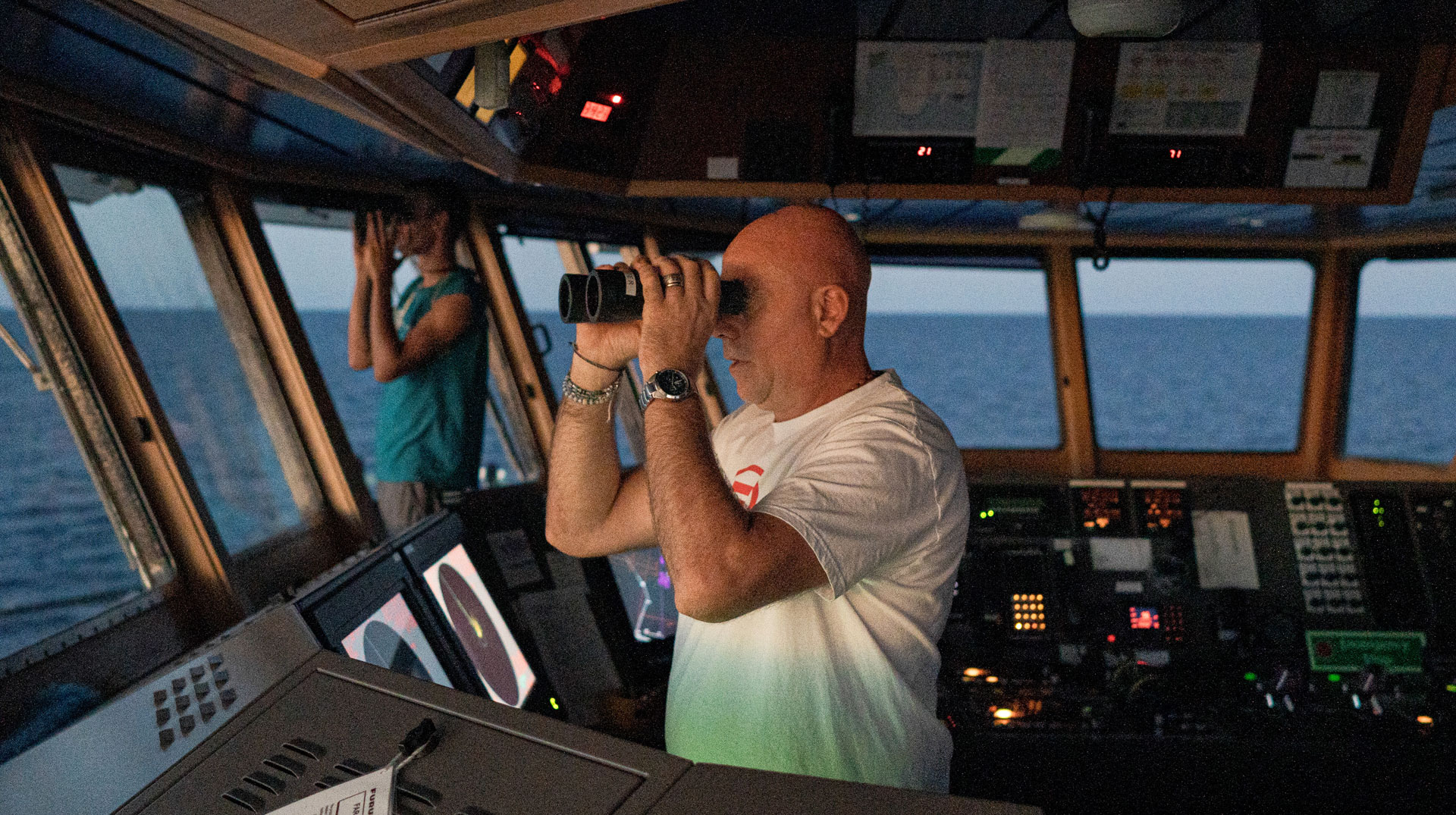 Domenico Pugliese, Kapitän des Rettungsschiffs "Life Support" der italienischen Hilfsorganisation Emergency, bei einem Einsatz zur Rettung von Menschen in Seenot am 9. August 2023 im Mittelmeer vor der Küste Libyens.