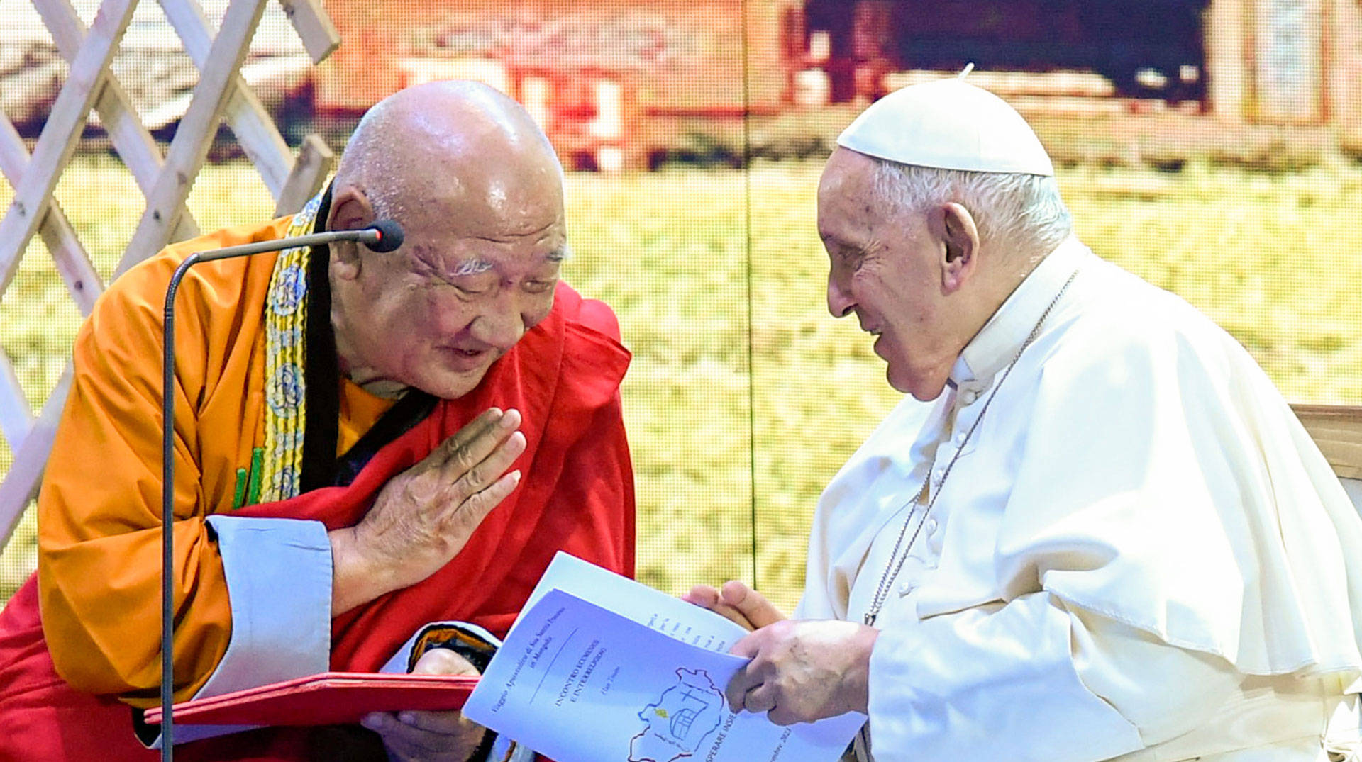 Papst Franziskus und Khamba Lama Gabju Demberel Choijamts, Abt des buddhistischen Klosters Gandan Tegchenling, bei einer ökumenischen und interreligiösen Begegnung im Hun-Theater in Ulan Bator (Mongolei).