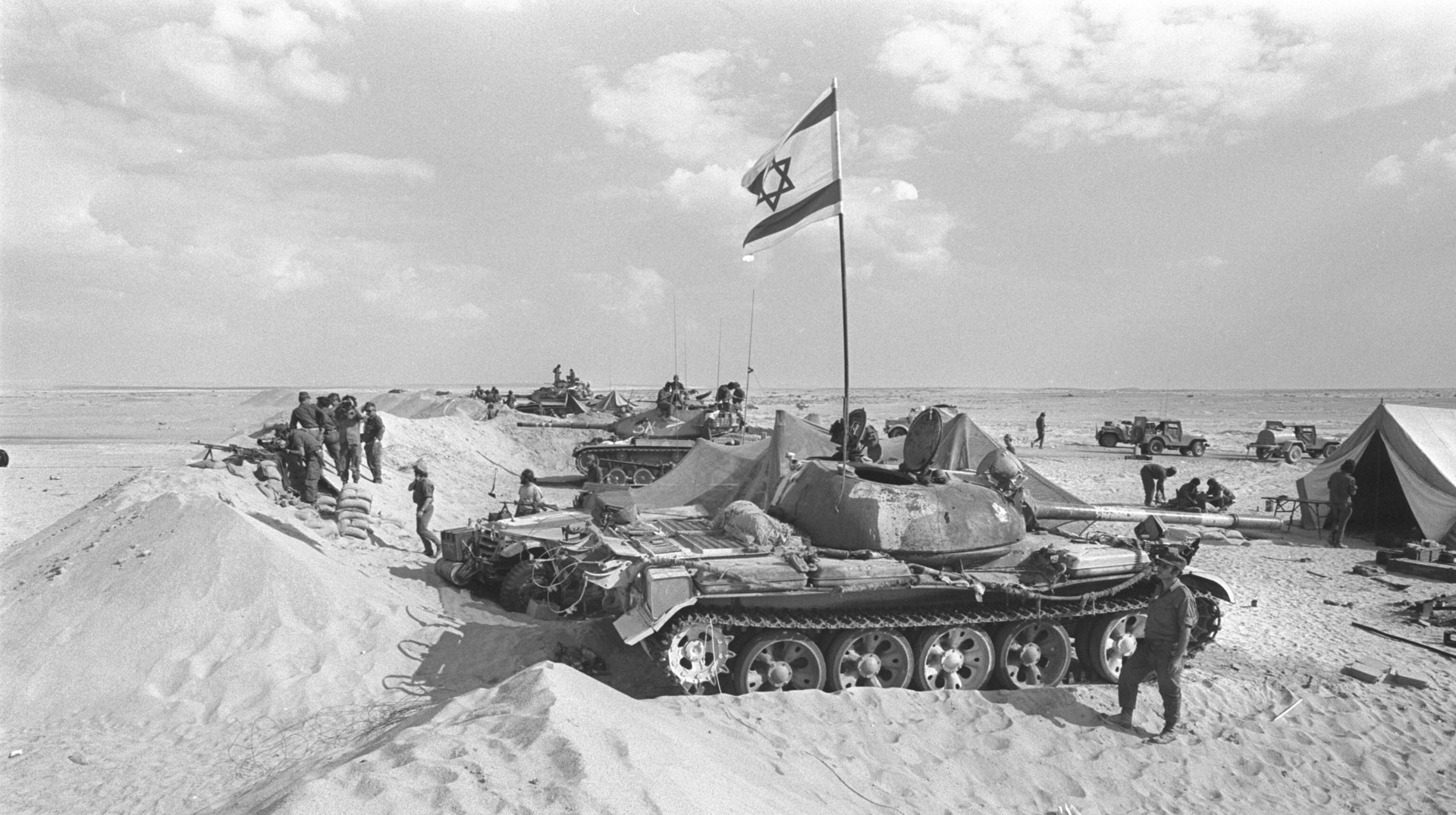 Israelische Panzereinheit am 29. Oktober 1973 in ihrem Lager am Ostufer des Suezkanals während des Jom-Kippur-Krieges. (Aufnahmeort unbekannt)