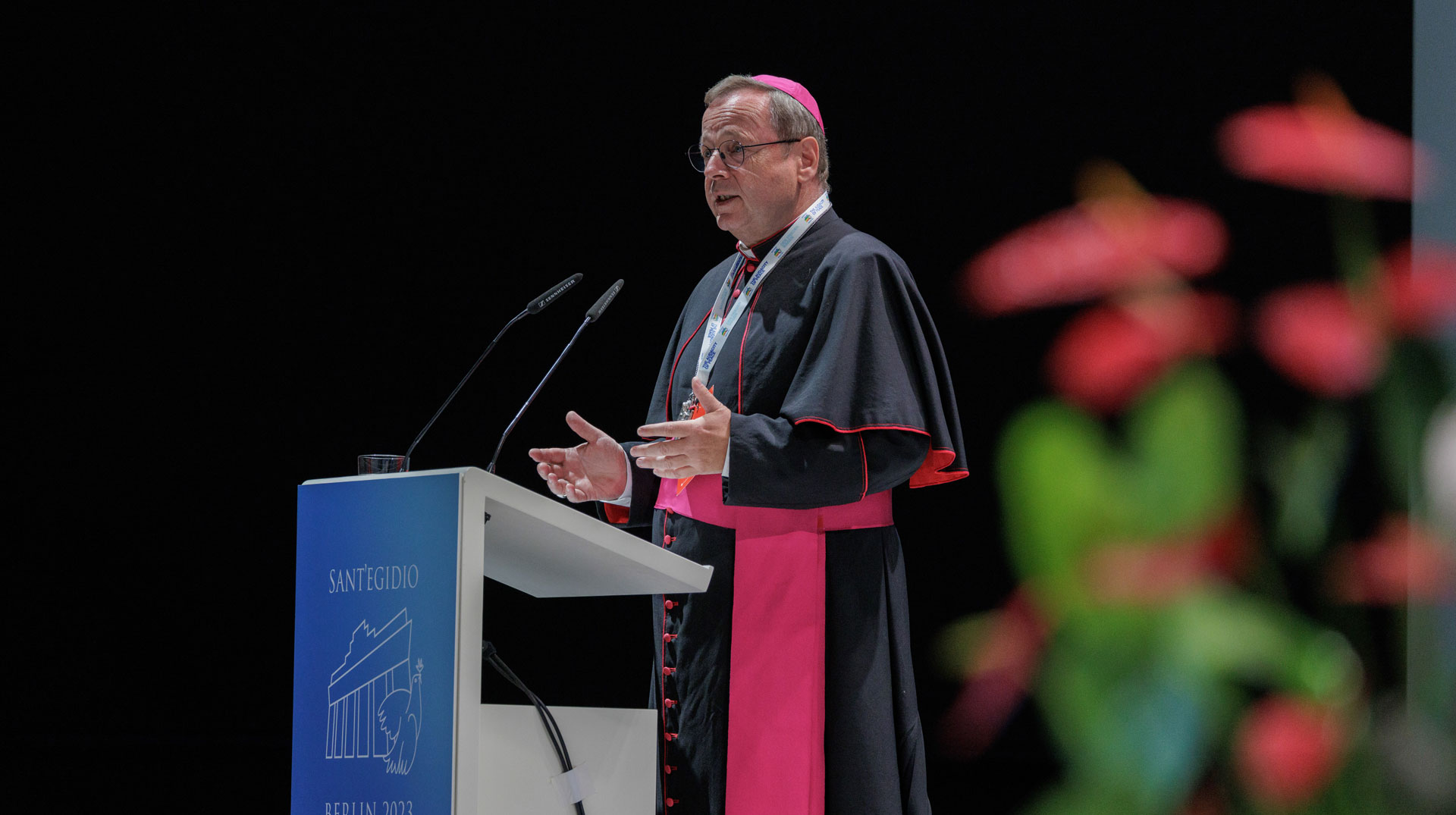 Bischof Georg Bätzing, Vorsitzender der Deutschen Bischofskonferenz (DBK), spricht bei der Eröffnungsveranstaltung des 37. Internationalen Friedenstreffen "Den Frieden wagen" der Gemeinschaft Sant'Egidio am 10. September 2023 in Berlin.