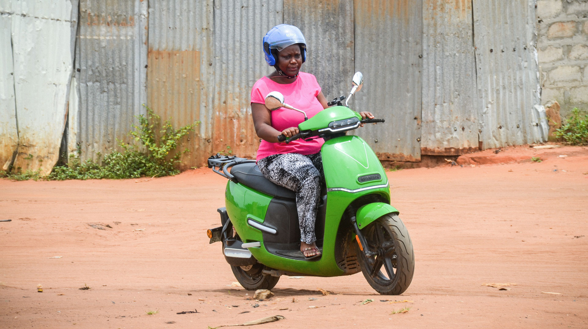 Candide Migan, selbstständig als Zem-Fahrerin, auf ihrem E-Roller am 30. August 2023 in Cotonou (Benin).
