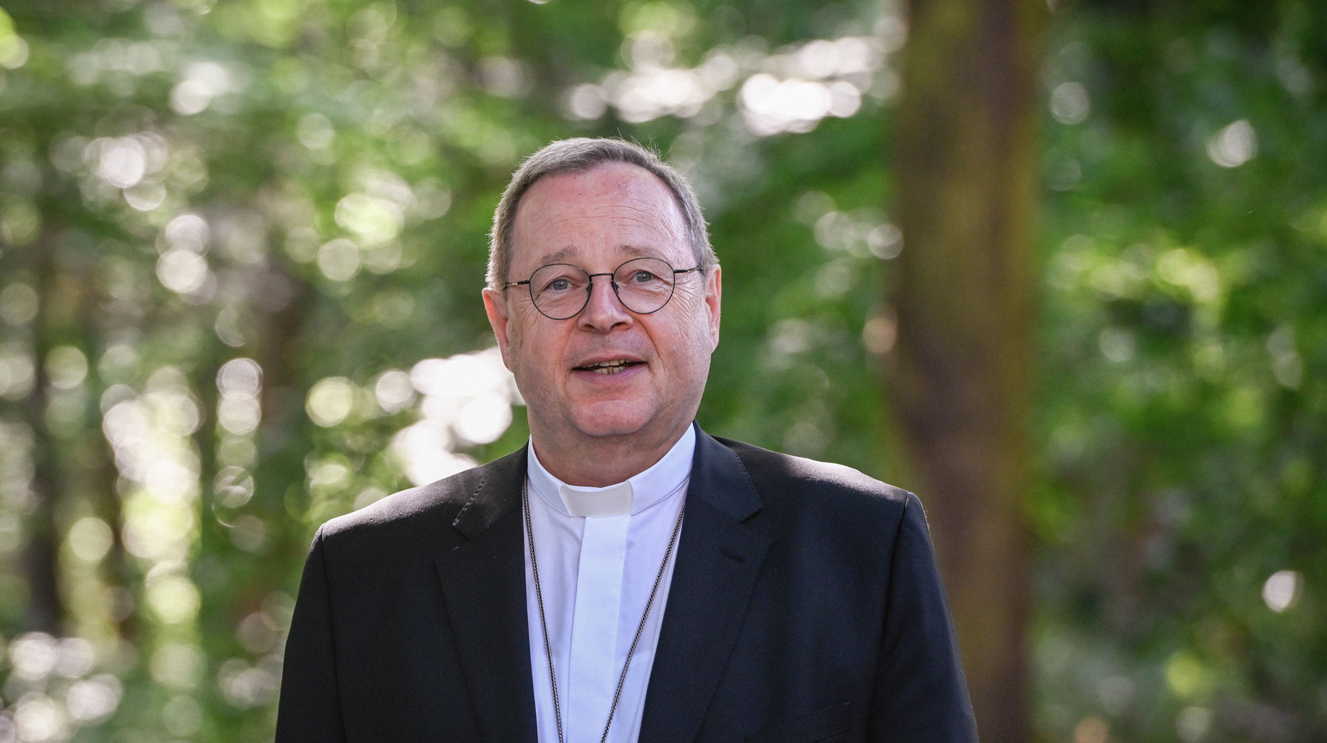 Georg Bätzing, Bischof von Limburg und Vorsitzender der Deutschen Bischofskonferenz (DBK), am 25. September 2023 im Garten des Wilhelm-Kempf-Hauses in Wiesbaden.