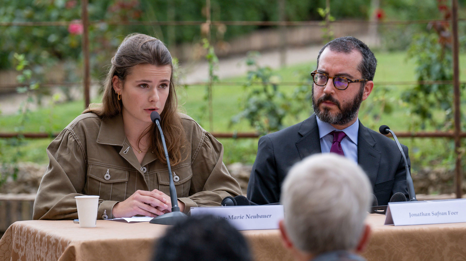 Luisa Neubauer (l.), Aktivistin bei der Klimaschutzbewegung Fridays for Future, und Jonathan Safran Foer, Schriftsteller, bei einer Pressekonferenz zum neuen Umweltschreiben "Laudate Deum" (Lobet Gott) am 5. Oktober 2023 im Vatikan.