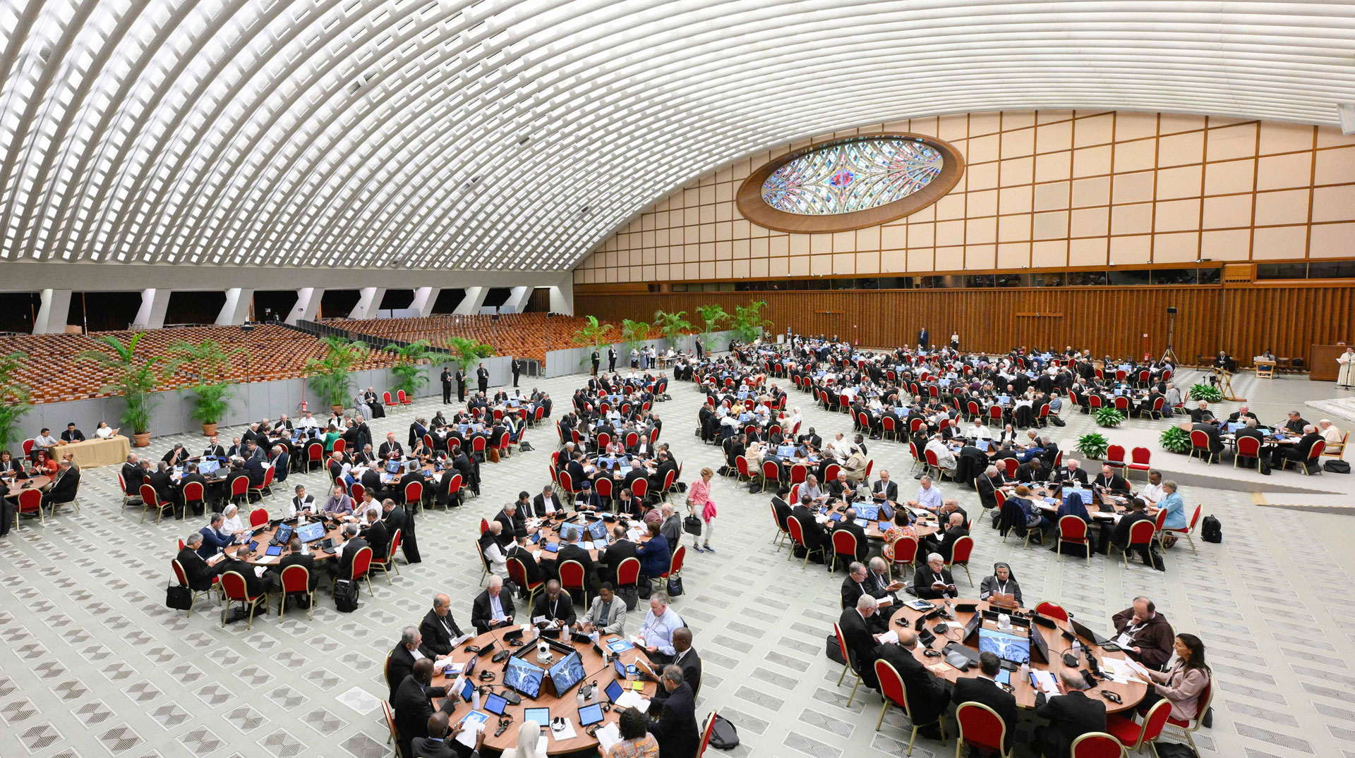 Die Synodenaula während der Weltsynode mit Papst Franziskus am 6. Oktober 2023 im Vatikan.