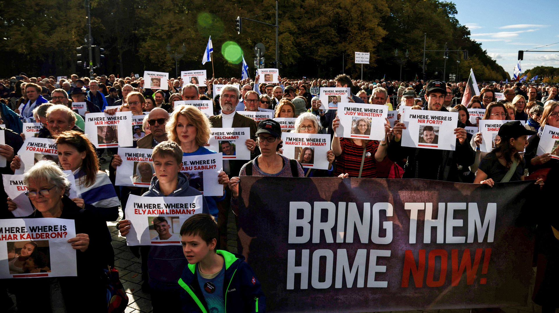 Solidaritätsdemonstration in Berlin für Menschen, die von der Hamas aus Israel entführt wurden. Ein Banner mit der Aufschrift "Bring them home now!" (dt. Bringt sie jetzt nach Hause!).